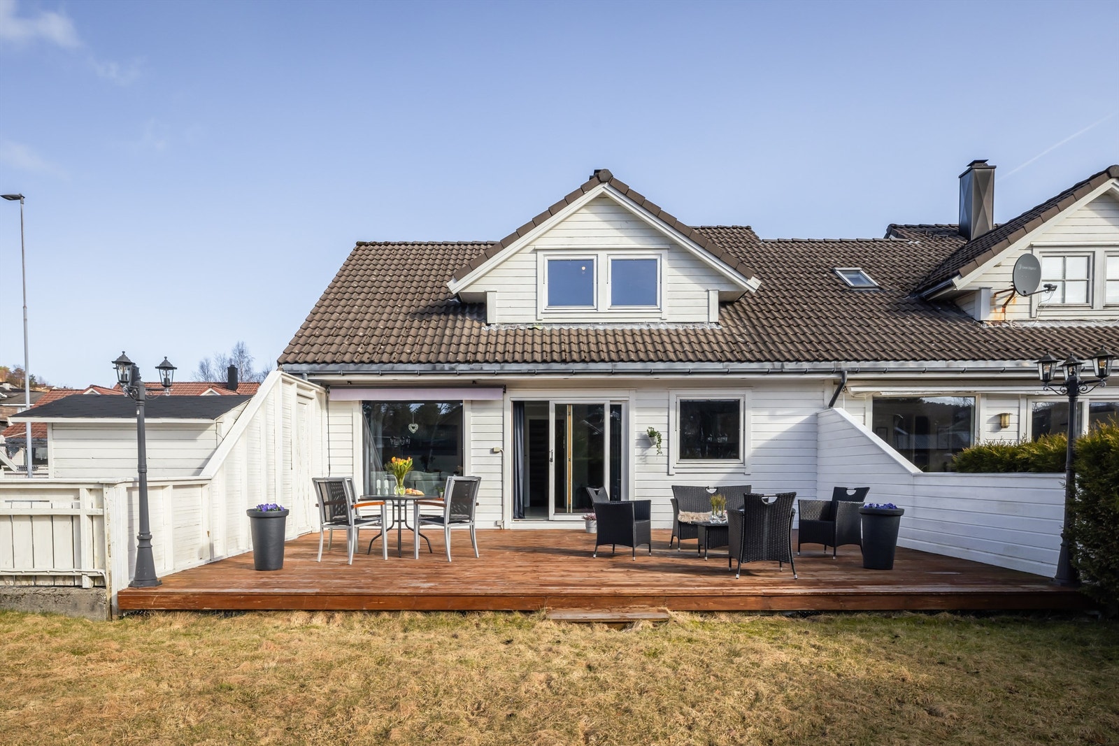 Velkommen til Vestre Vardane 9A! Et innholdsrikt enderekkehus med en rolig og tilbaketrukket beliggenhet på Erdal. Galleribilde