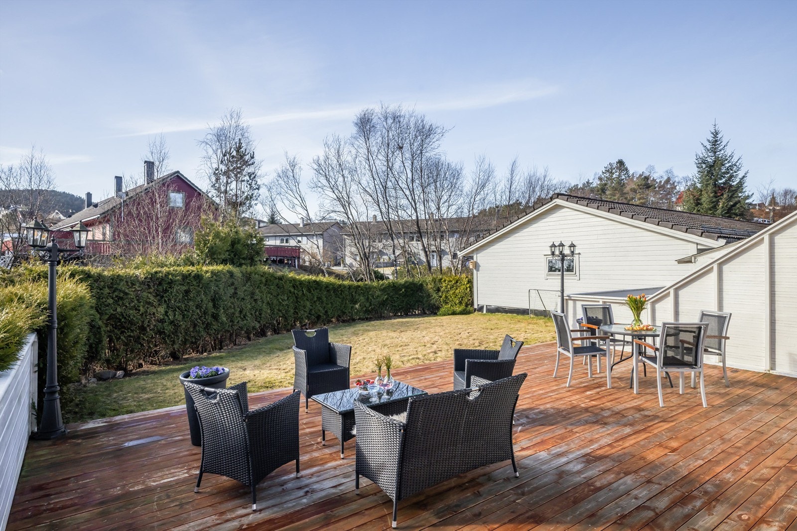 Den store uteplassen har gode solforhold og rikelig med plass for både sittegrupper og lek. Galleribilde