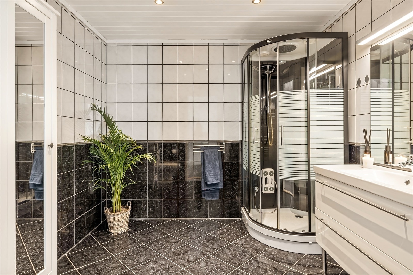 Badet i første etasje har flislagt gulv med elektriske varmekabler. Galleribilde