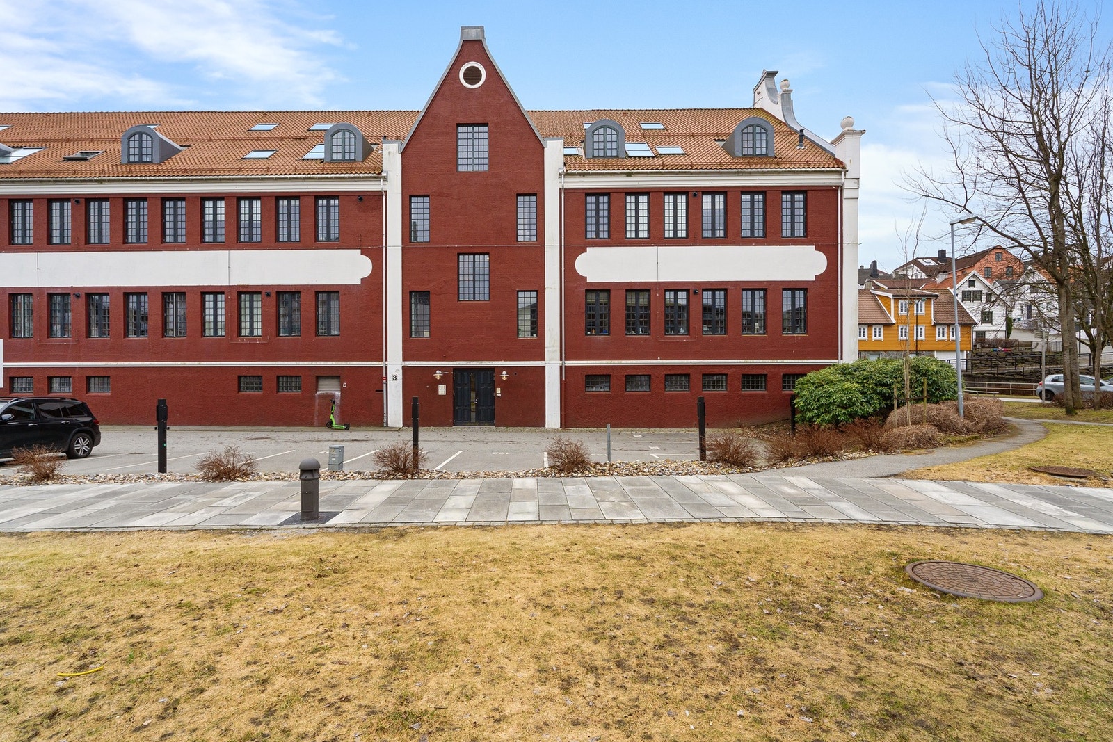 Leiligheten ligger i historiske Bjellandgården, oppført i 1911 og senere omgjort til boliger. Galleribilde