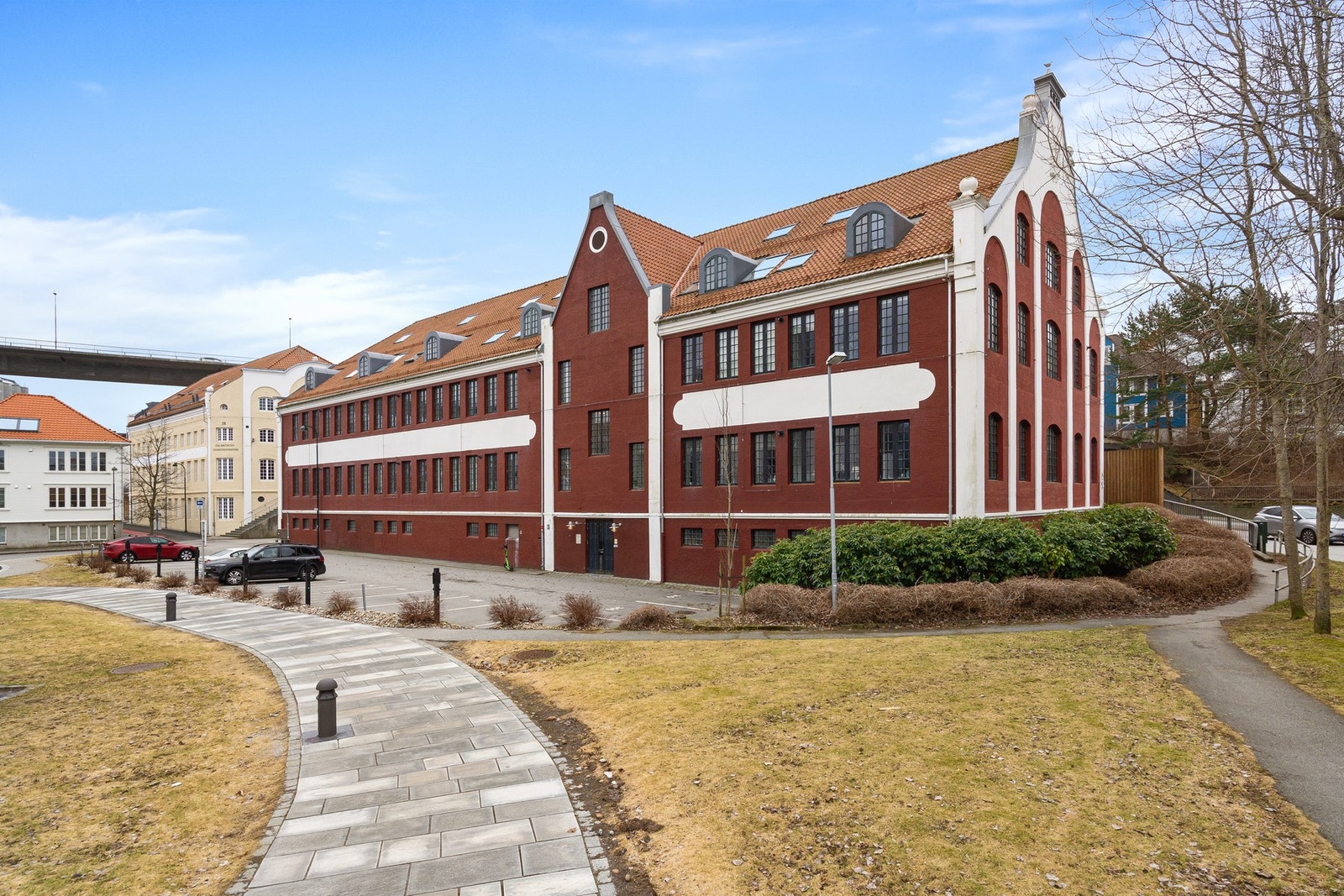 Sentral og innbydende leilighet med sjønær beliggenhet like ved Badedammen. Galleribilde