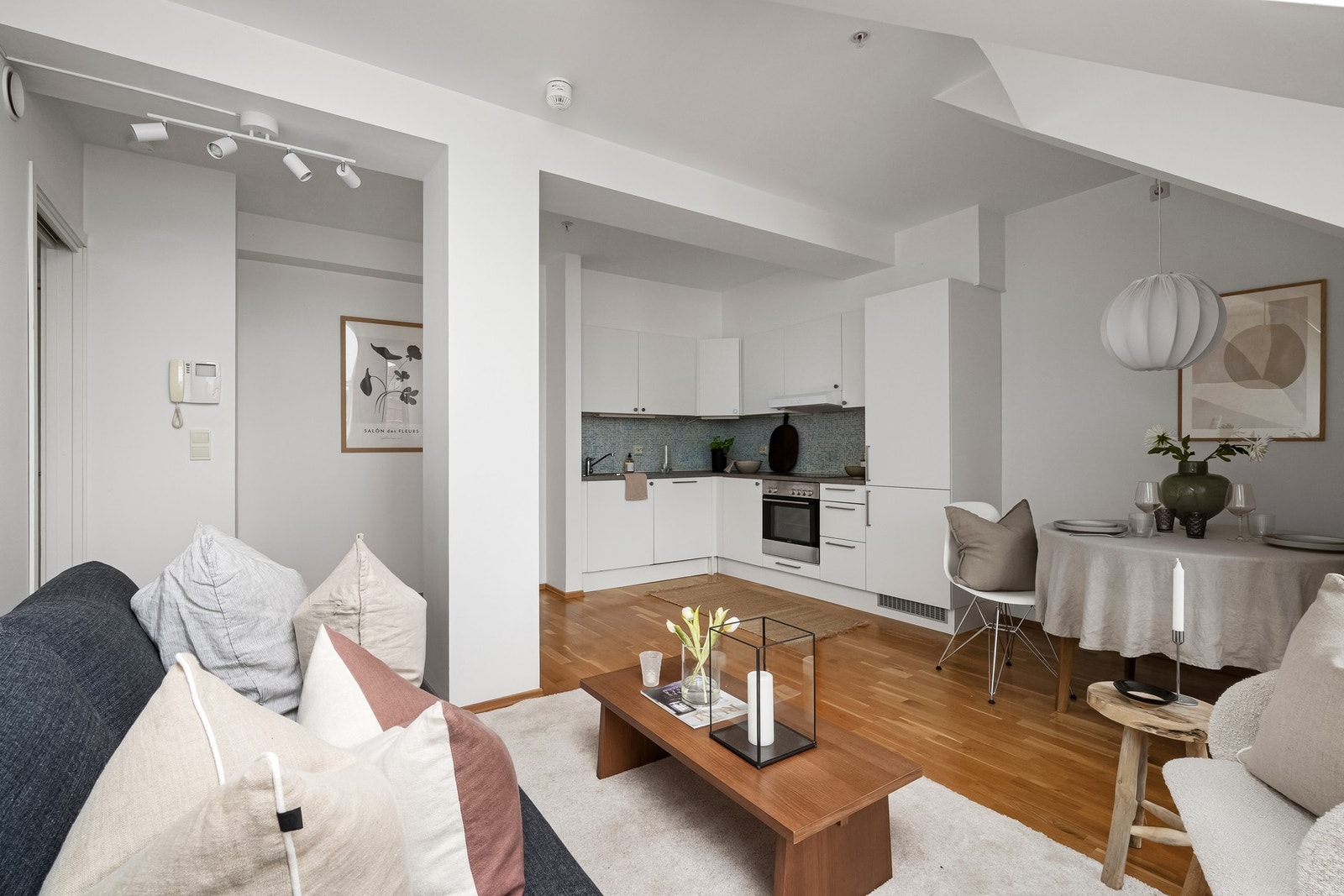 Stuen fremstår romslig og enkel å møblere, med åpen løsning mot kjøkkenet. Galleribilde