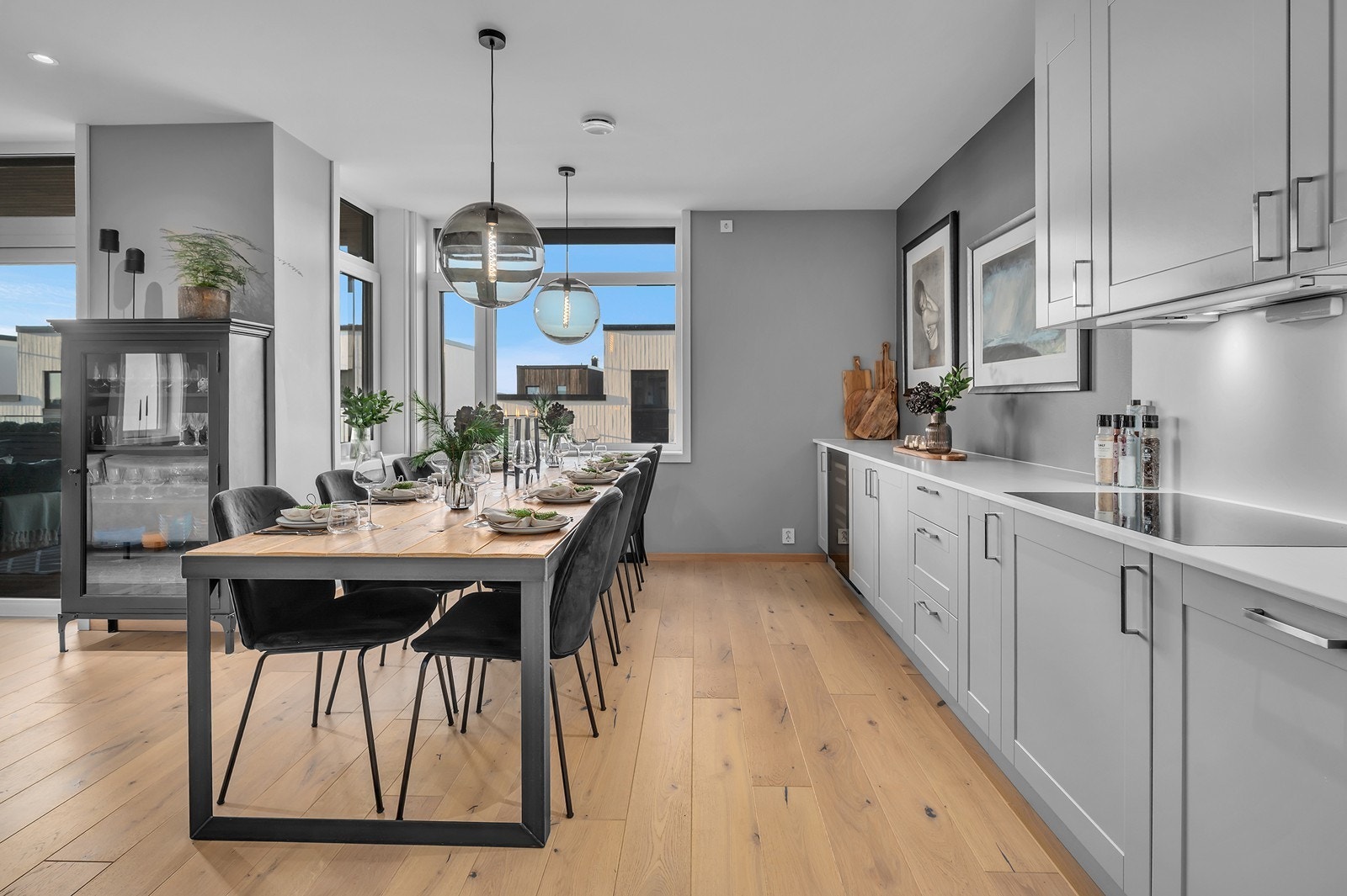 Plassbesparende kjøkkenløsning som gir god plass til stort spisebord - Her er det dekket til 10 og plass til flere.... Galleribilde