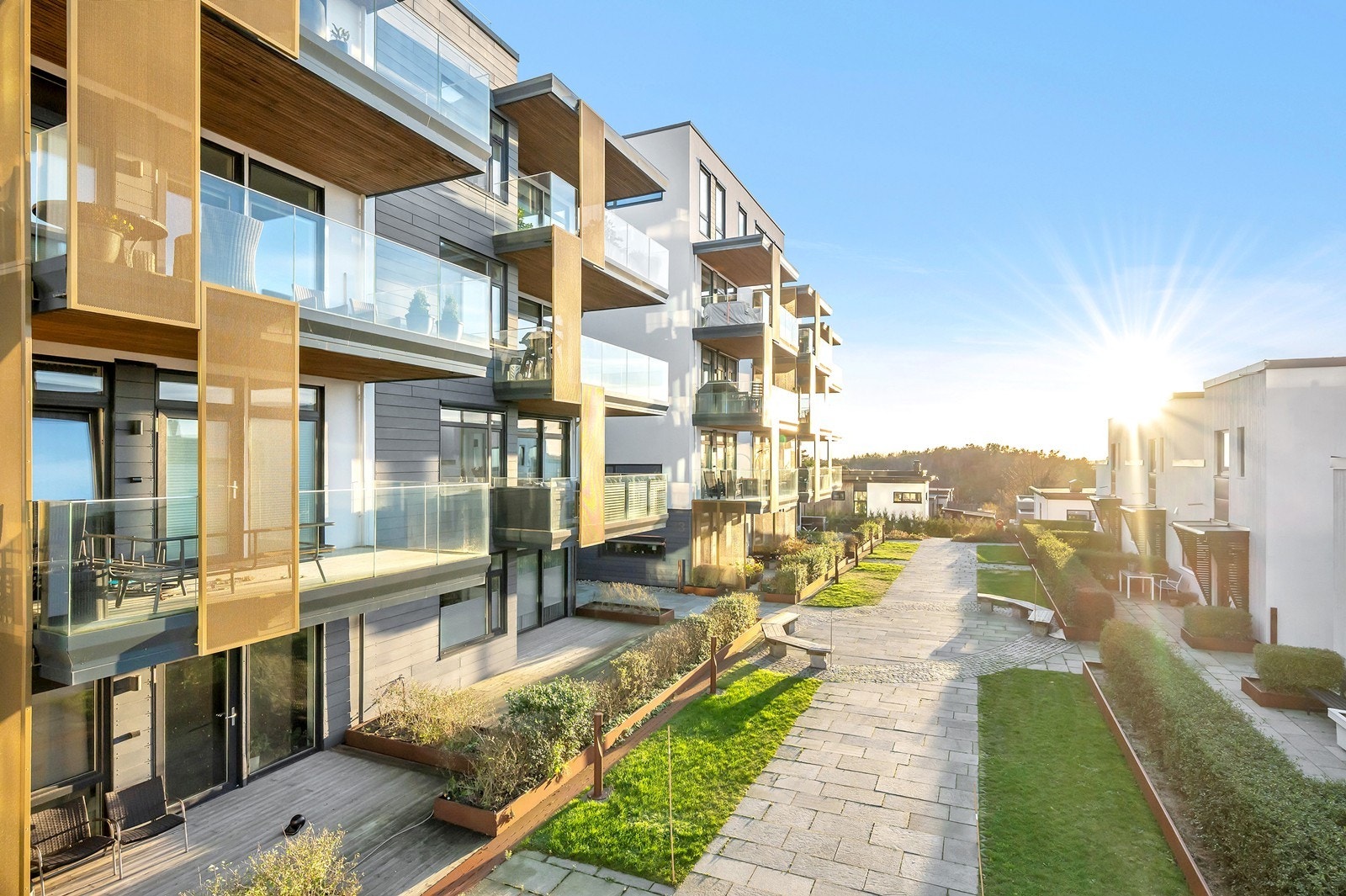 Leiligheten ligger i et rolig område med naturskjønne omgivelser og kort vei til sjøen. Galleribilde