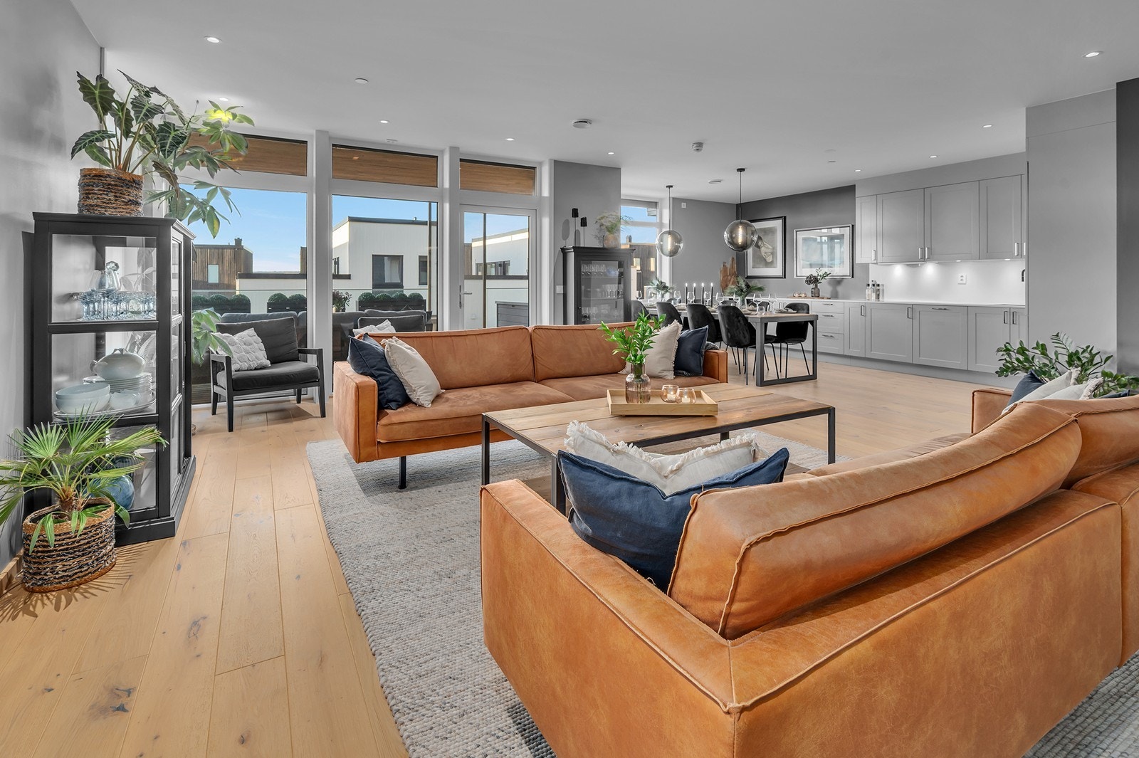 Åpen stue og kjøkken løsning som skaper en romslig og luftig atmosfære. Galleribilde