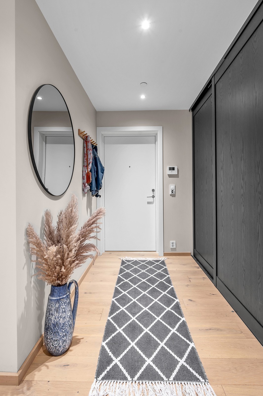 Romslig entré med stort integrert skap. Galleribilde