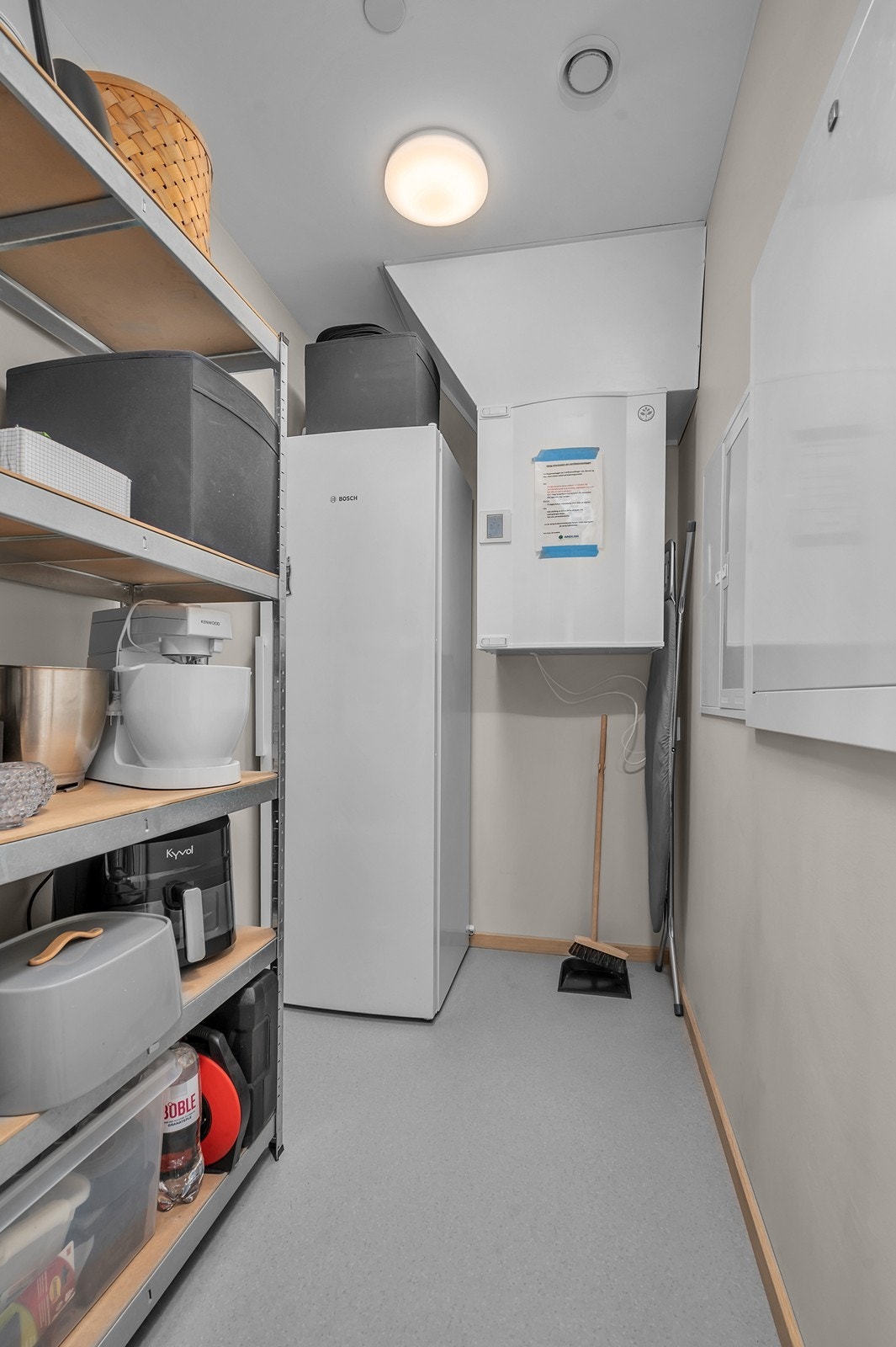 Og praktisk bod inne i leiligheten rett ved kjøkken Galleribilde