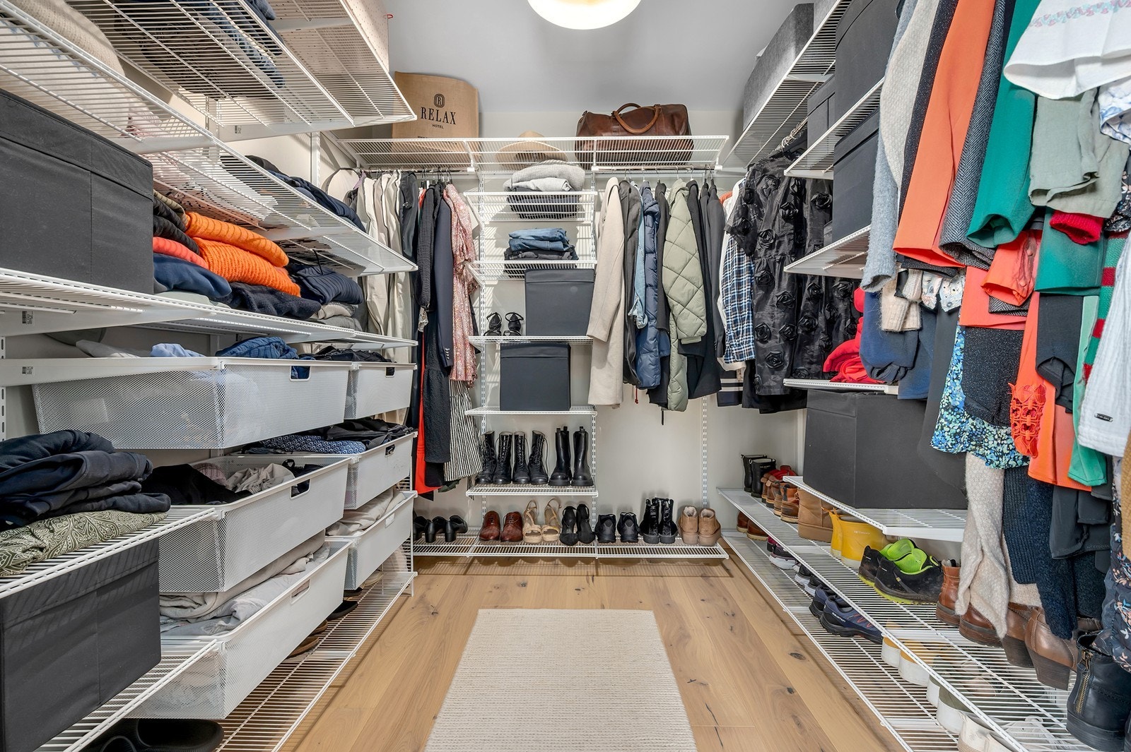 Romslig walk-in garderobe med god oppbevaringsplass. Galleribilde