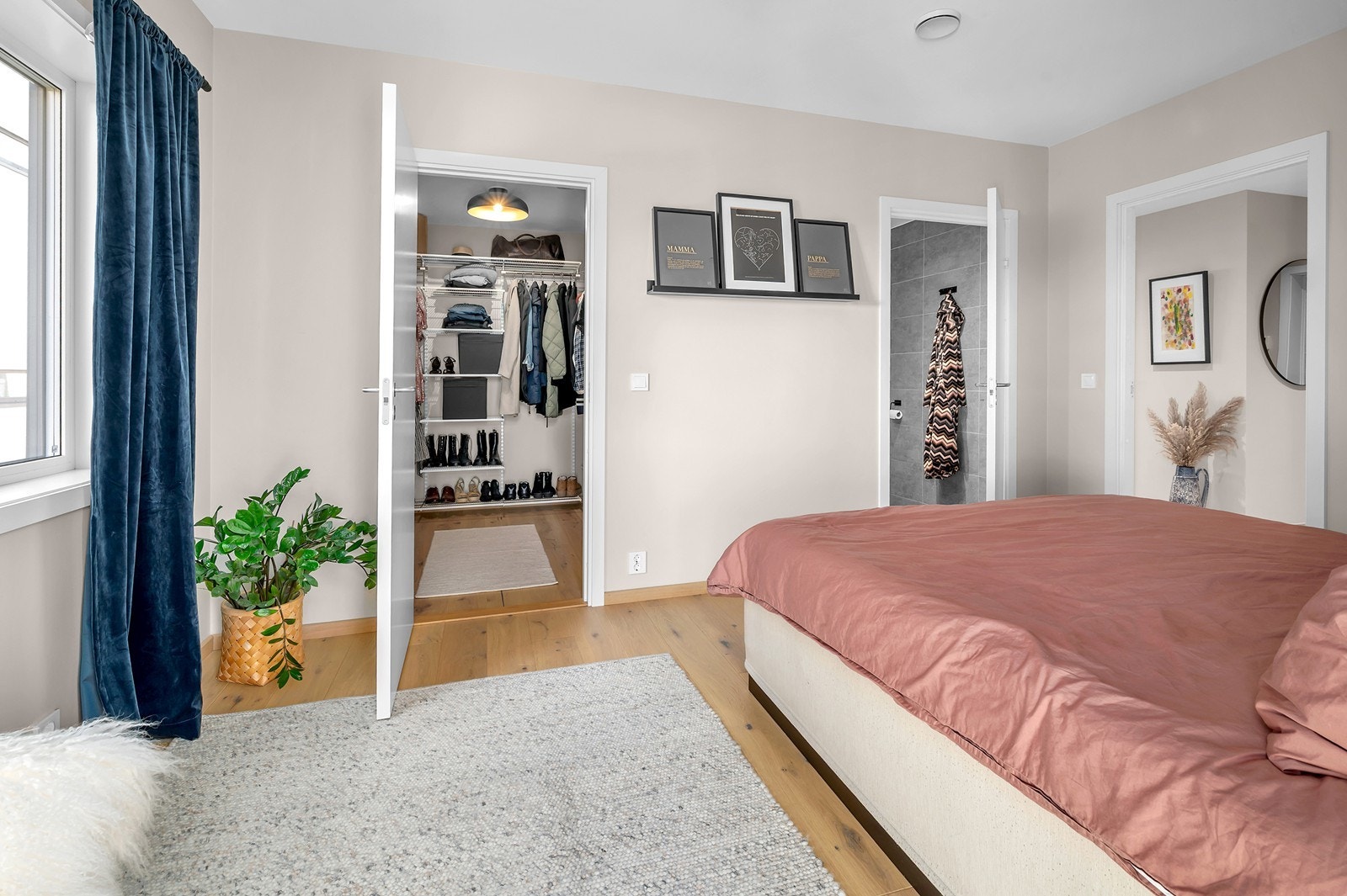 Hovedsoverommet har både eget bad og walk-in garderobe. Galleribilde