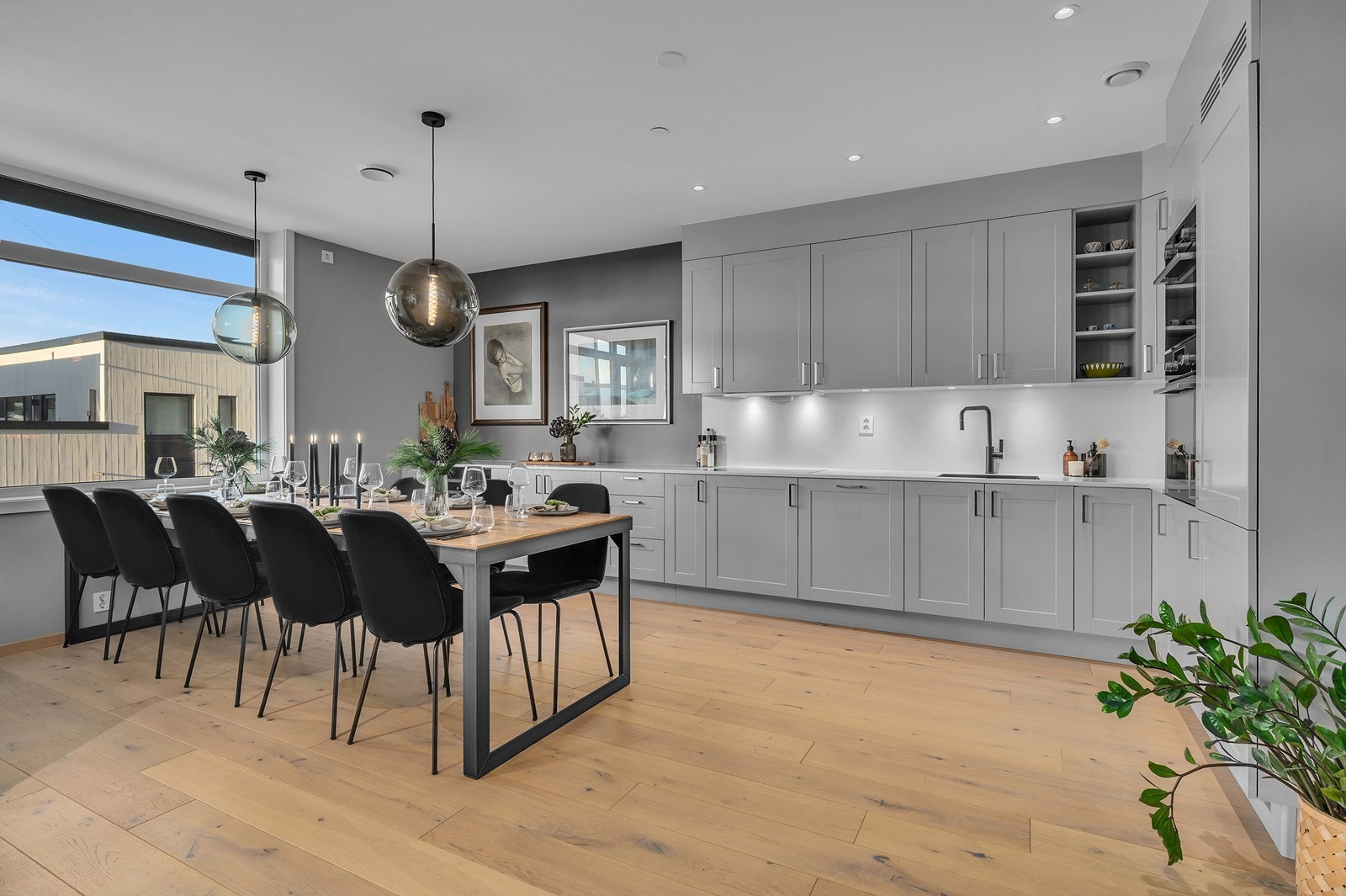 Kjøkken med god benkeplass og rikelig med skapplass. Galleribilde