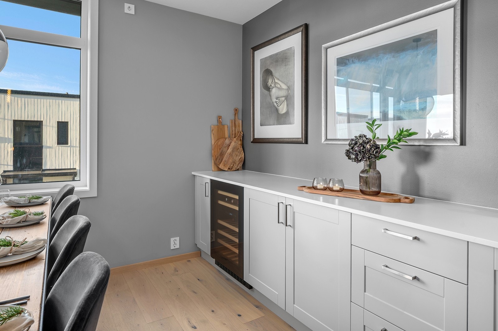 Flott integrert vinskap i kjøkkeninnredningen (medfølger) Galleribilde