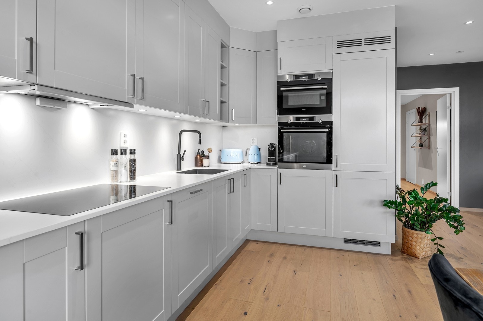 Stilrent og påkostet kjøkken med integrerte hvitevarer som medfølger Galleribilde