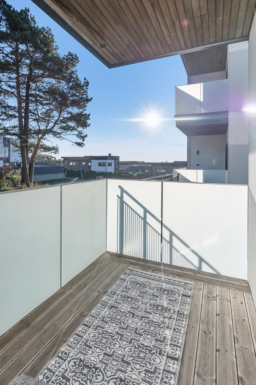 Sol på balkongen ut fra soverom på morgen og formiddag Galleribilde