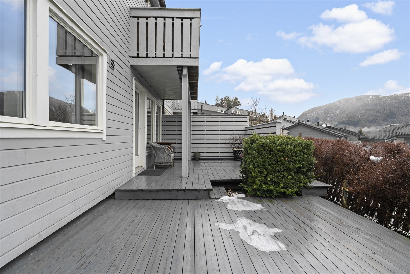 Usjenert terrasse i tilknytning til stova/kjøkkenet Galleribilde