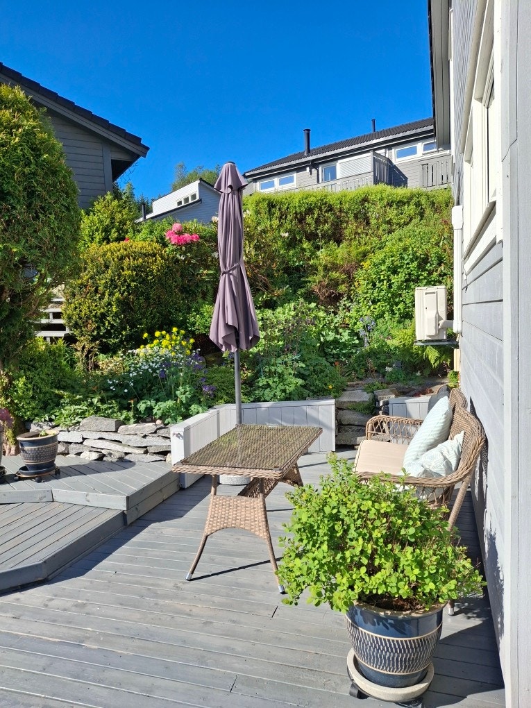 Mot sør er det fint opparbeida hage og terrasse (bilde frå selgars arkiv) Galleribilde