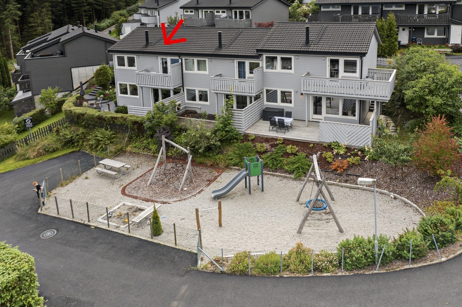 Eigedommen ligg fint til i nedre del av burettslaget - leikeplass like ved Galleribilde