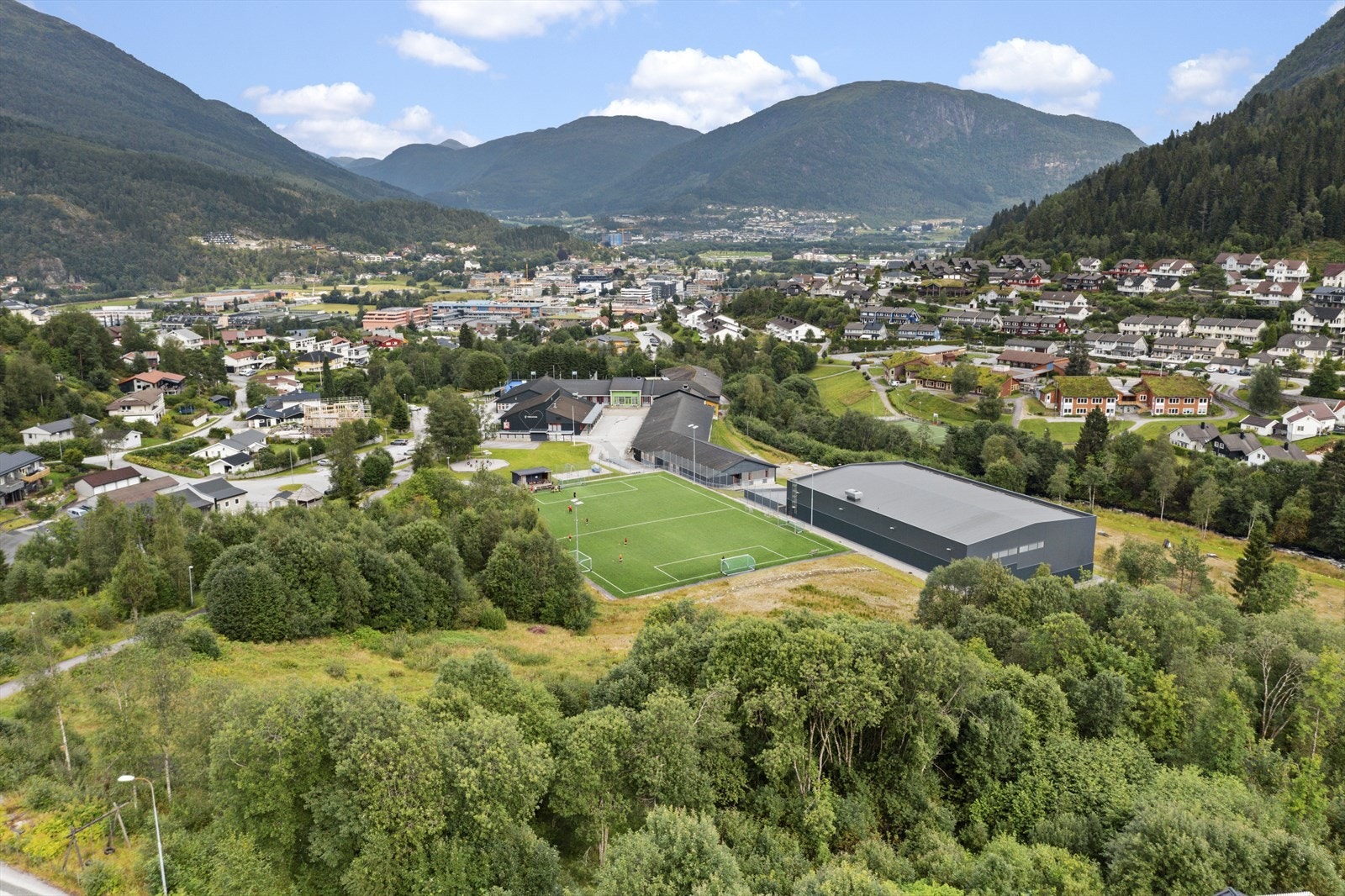Frå bustaden er det kort gangavstand til skule, barnehage og idrettsanlegg på Halbrend Galleribilde