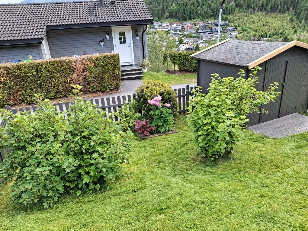 Bustaden har ein fint opparbeida hage (bilde frå selgars arkiv) Galleribilde