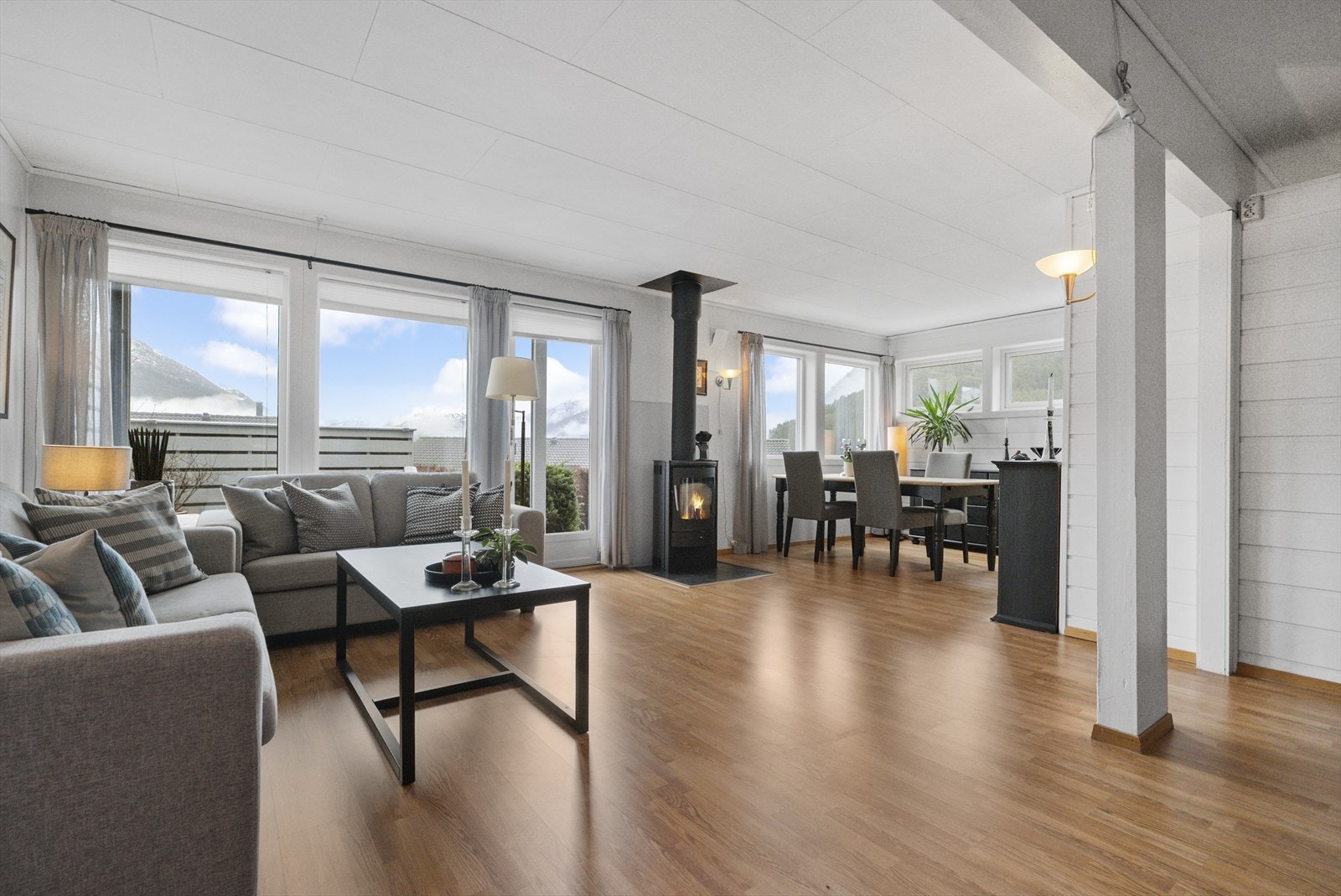 I underetasjen er det opa stove / kjøkken-løysing Galleribilde