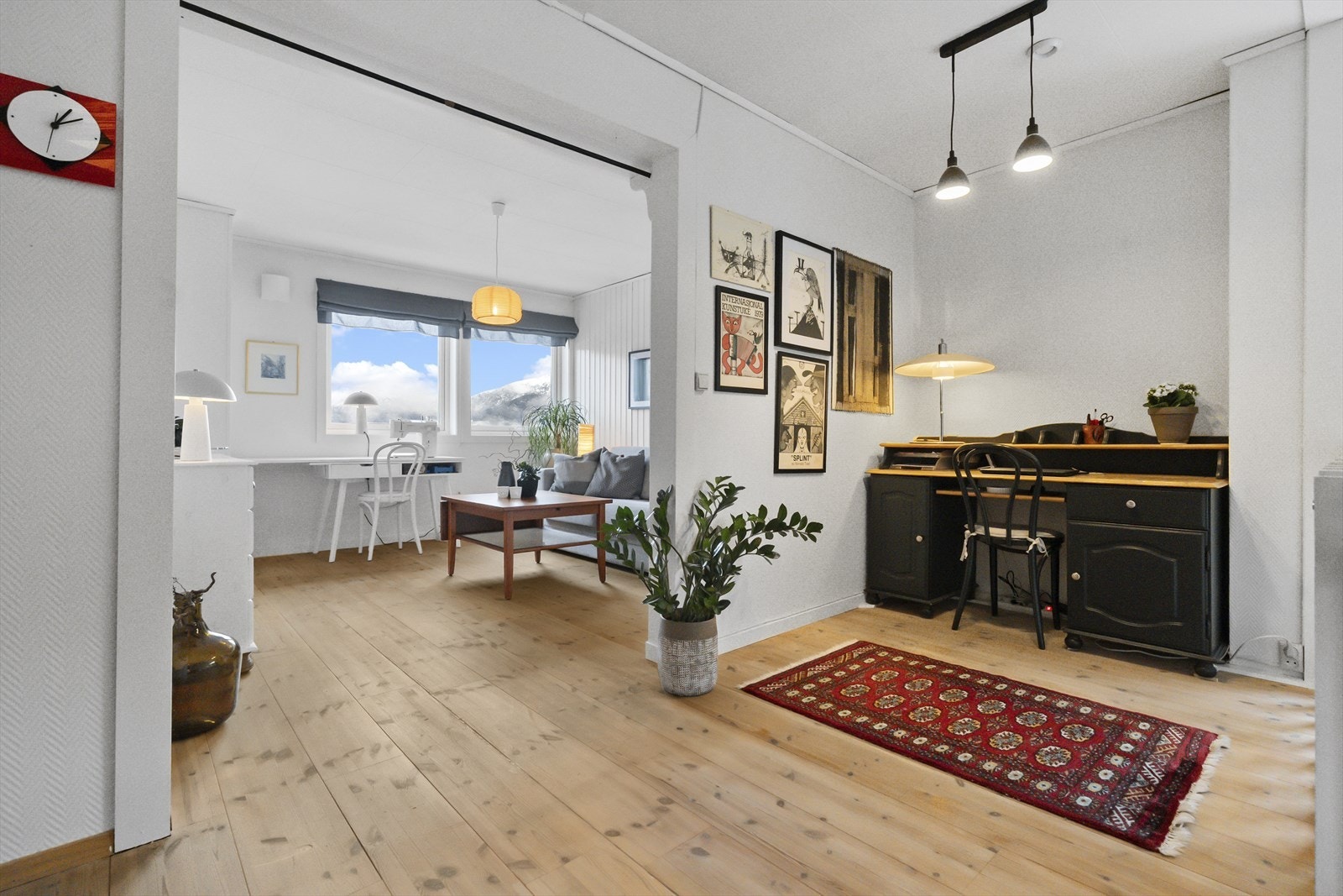 Det er åpna opp inn mot tidlegare soverom i 1.etg. og er i dag brukt som ekstra stove Galleribilde