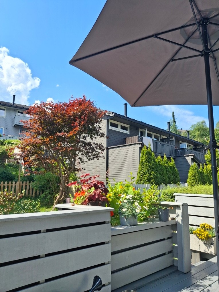 Det er også ein fin uteplass i tilknytning til inngangspartiet på oppsida av bustaden (bilde frå selgars arkiv) Galleribilde