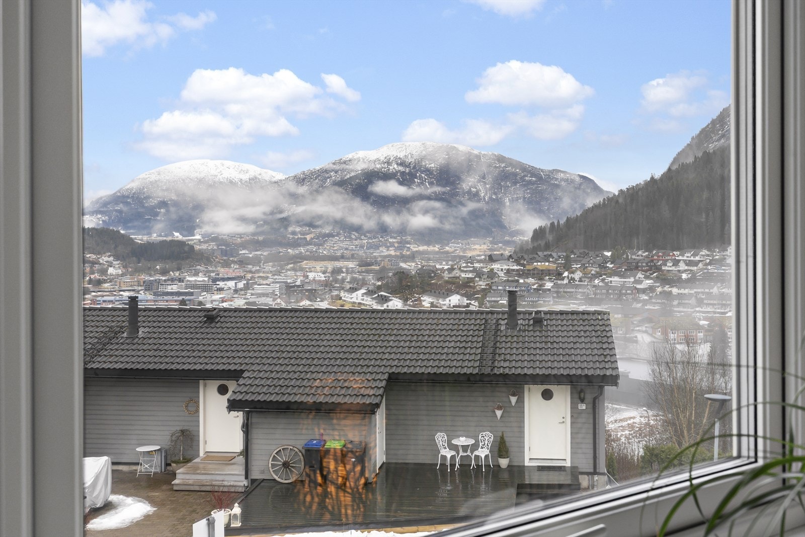 Noko av utsikta frå bustaden Galleribilde