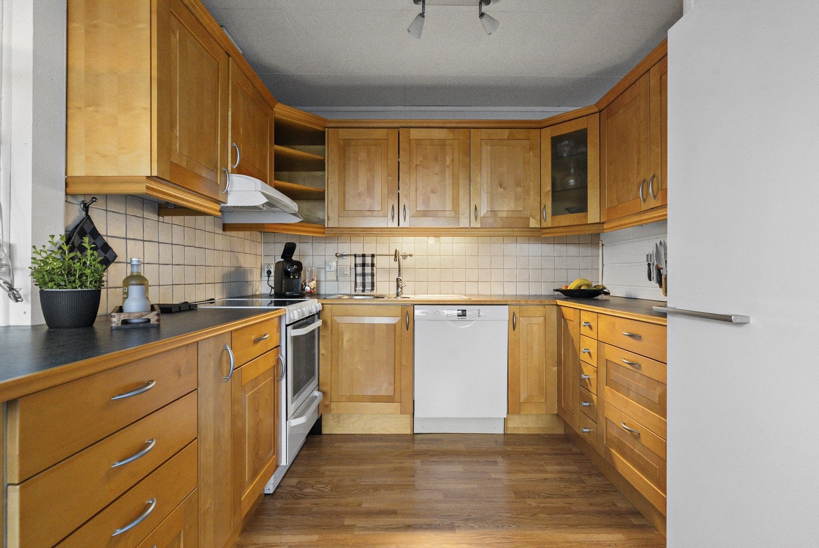 Kjøkken med mykje skap- og benkeplass Galleribilde