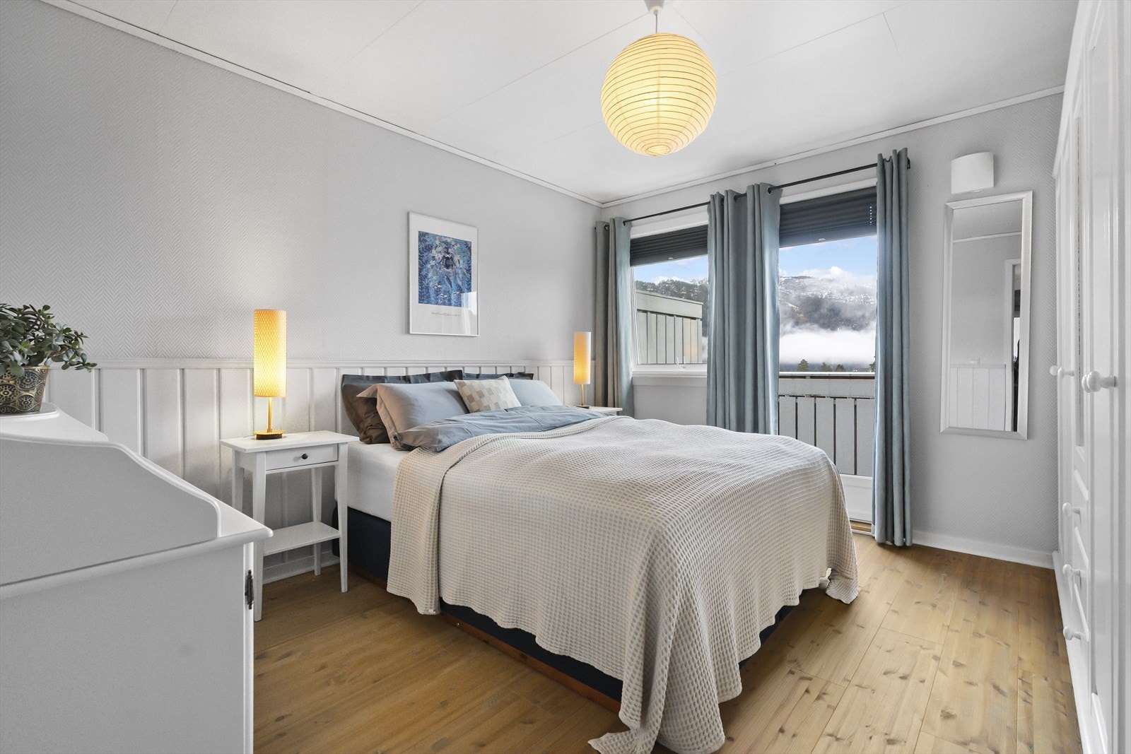 Soverommet ligg i 1.etg. og har adkomst ut på balkong Galleribilde