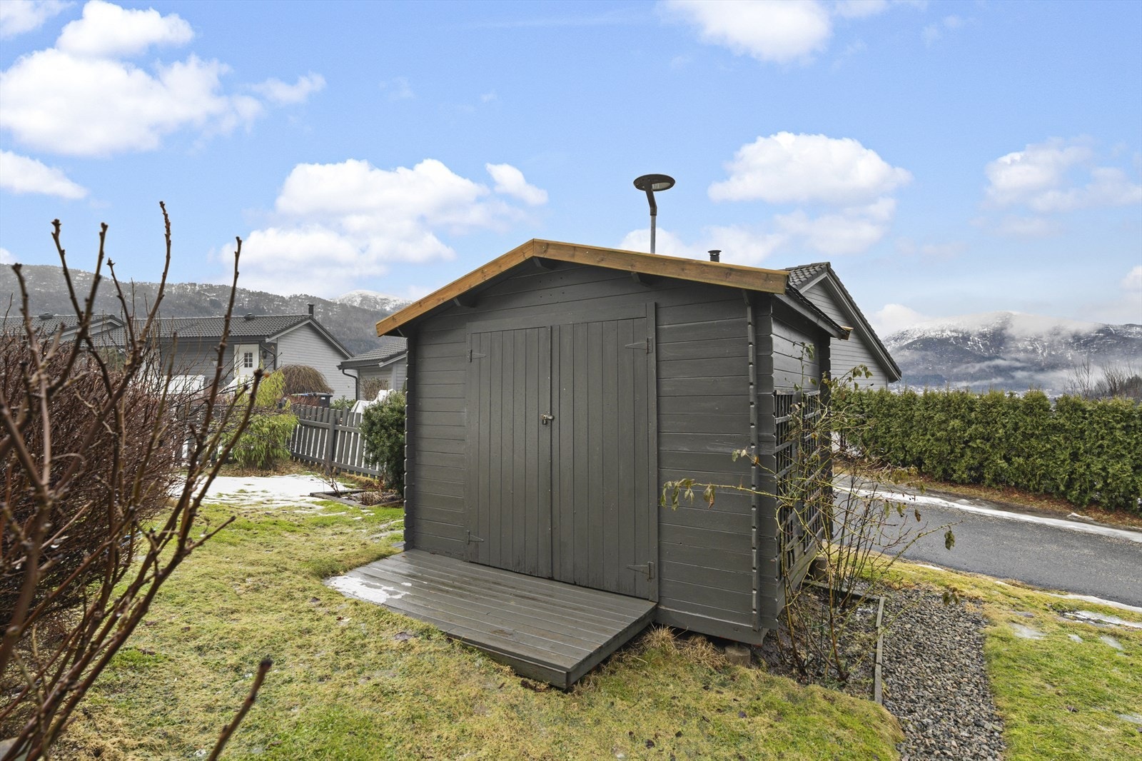 Uthus i hagen delast med eine naboen Galleribilde