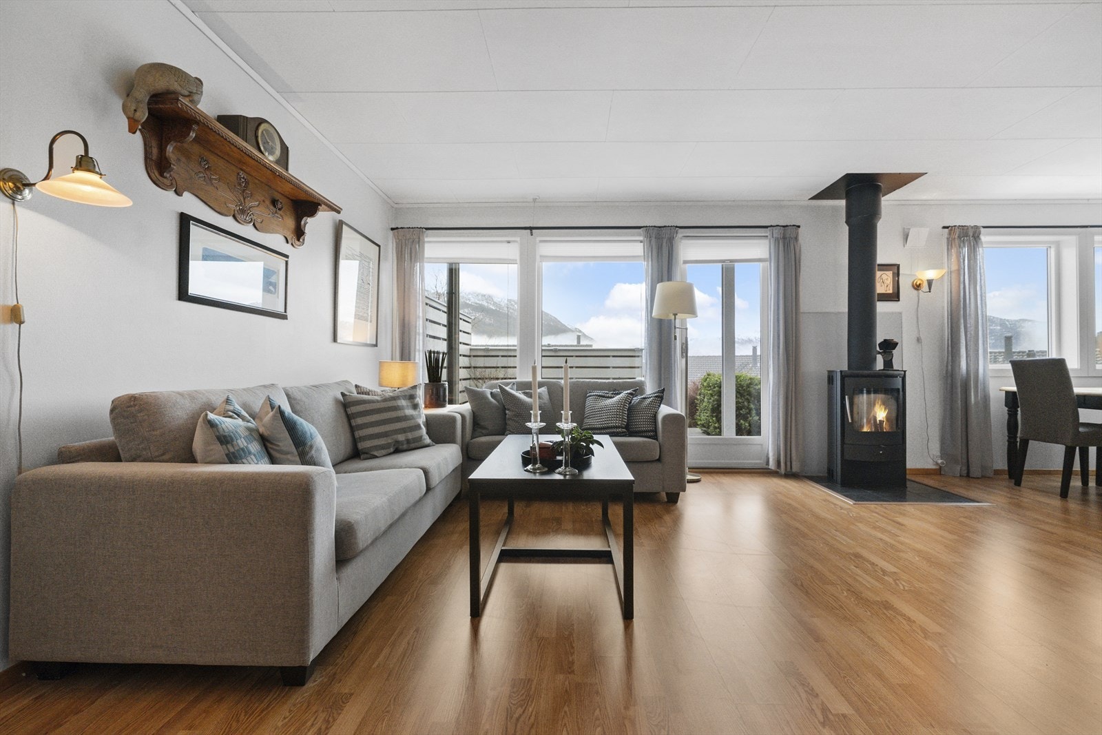 Frå stova er det adkomst ut til terrasse og hage Galleribilde