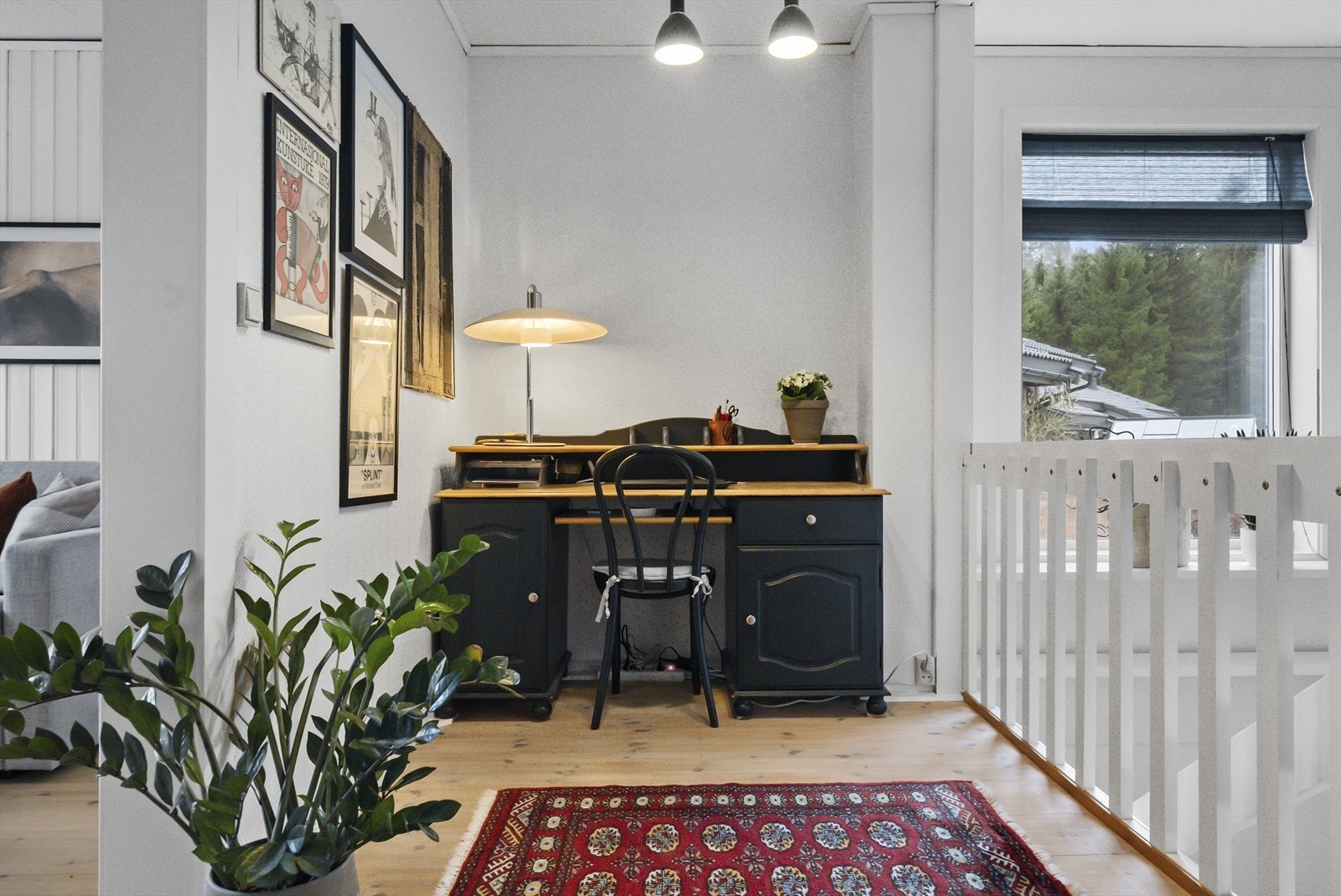 Kontorplass ved trappa Galleribilde