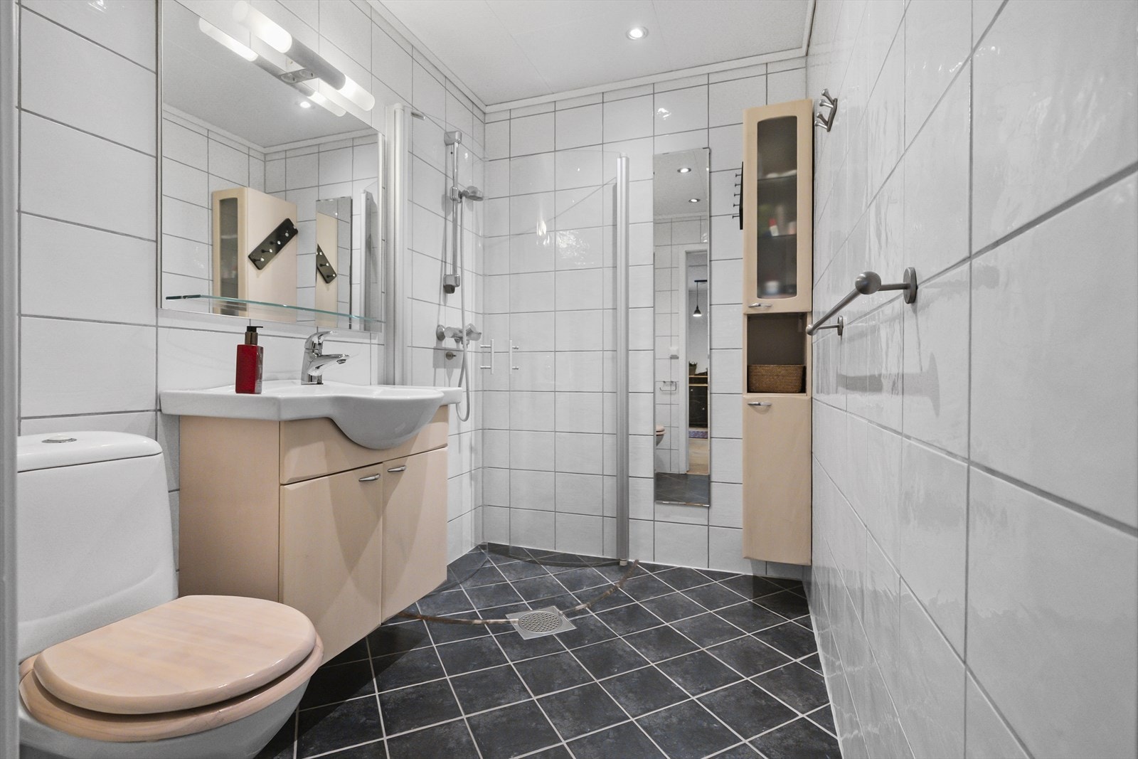 Flislagt bad med varmekablar i golv og downlights i himling Galleribilde