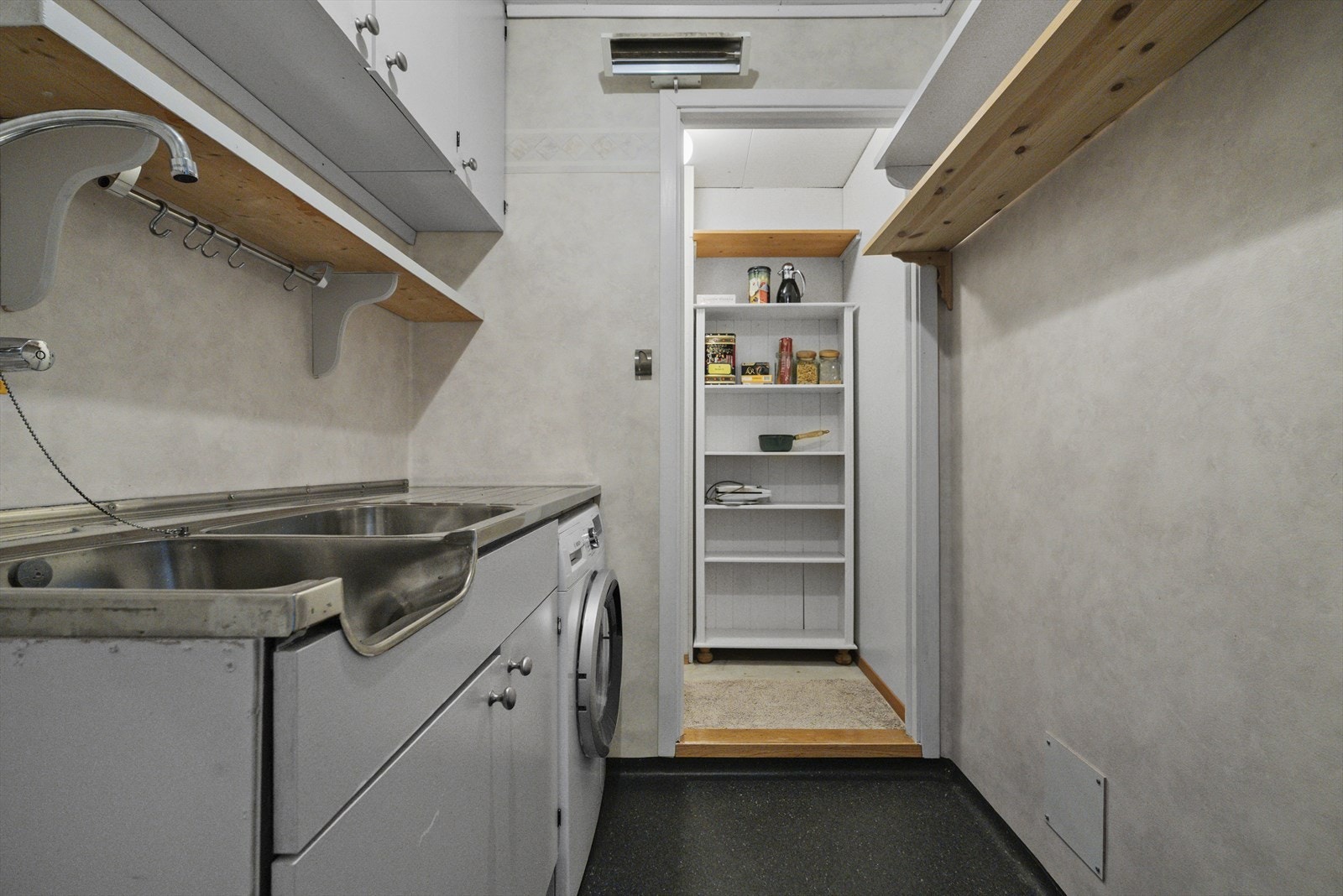 Vaskerom og bod i underetasjen Galleribilde