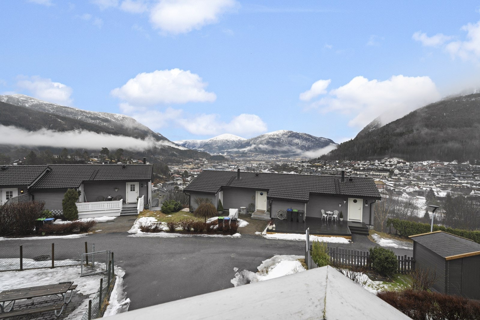 Flott panorama utsikt ned mot Førde sentrum Galleribilde