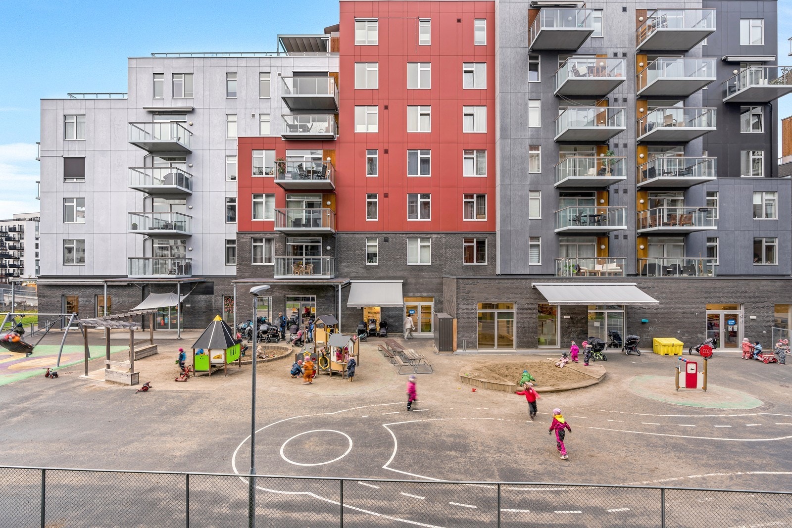 Fasade og flott uteområdet for barn Galleribilde