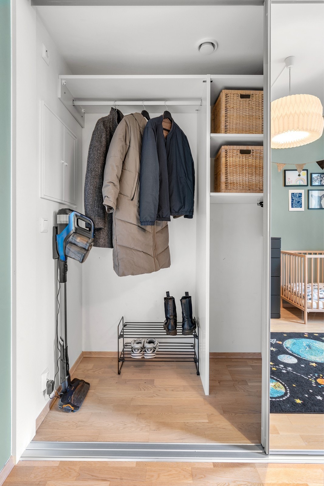 God plass på innsiden av skap. Skapet ligger på soverom 2. Galleribilde