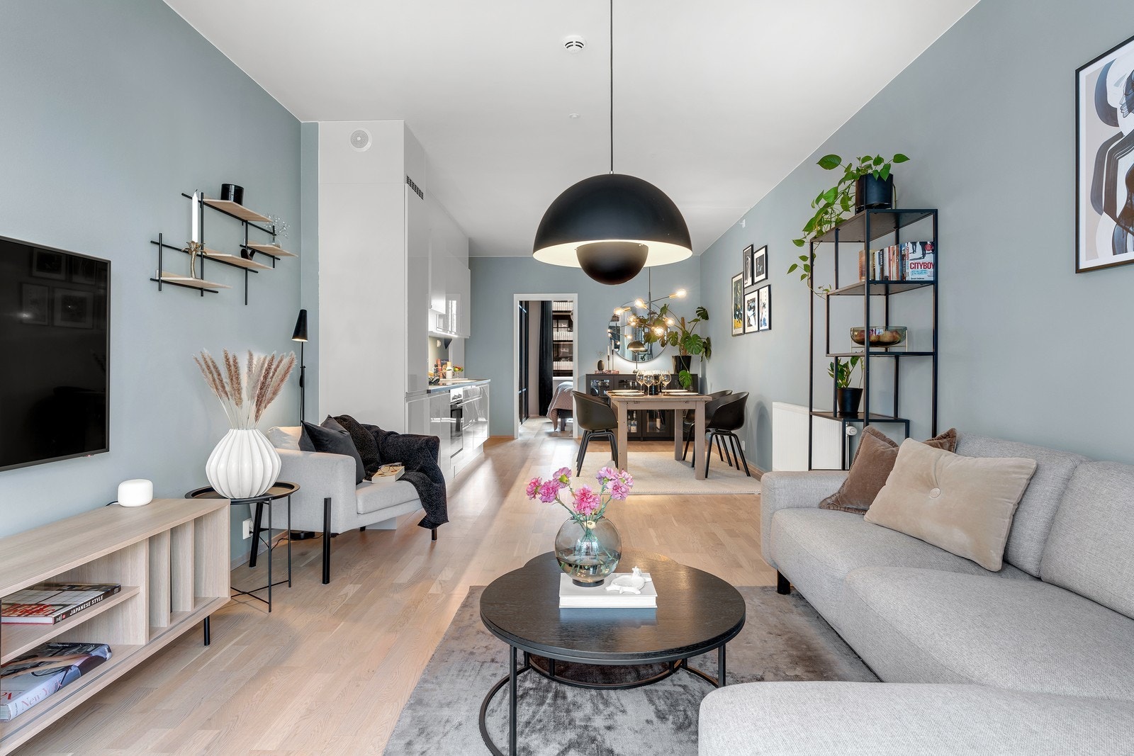 Kjøkken/stue løsningen sett fra stuen i dagslys Galleribilde