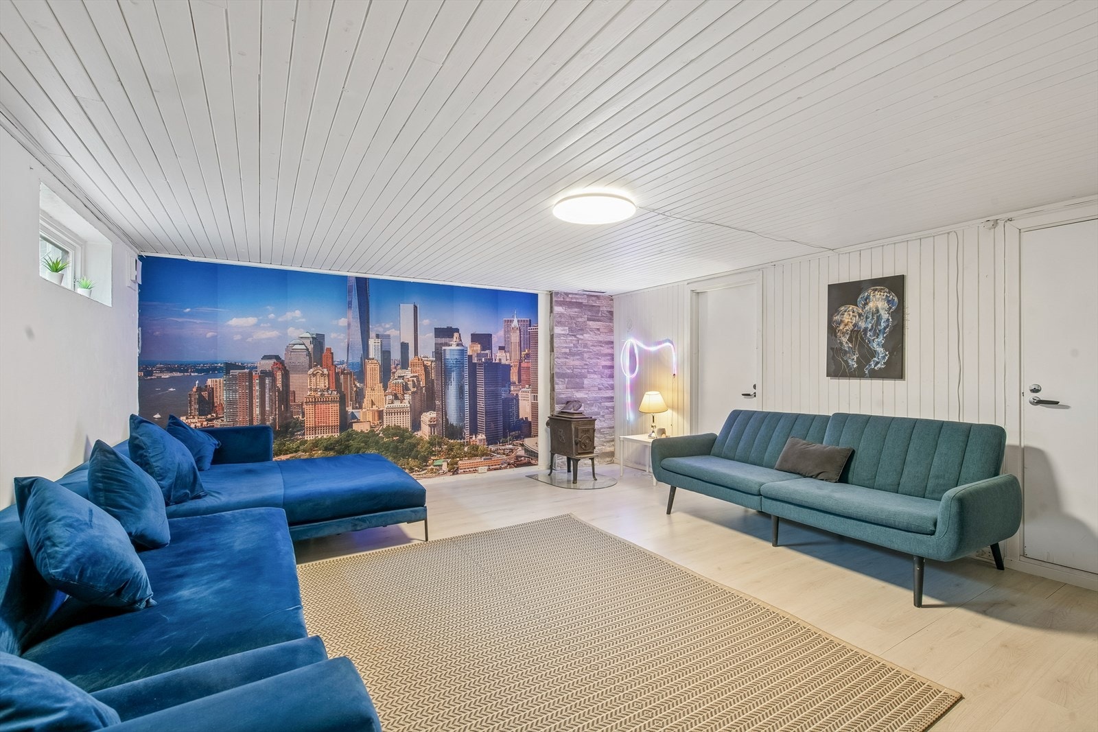 Koselig kjellerstue med vedovn. Galleribilde