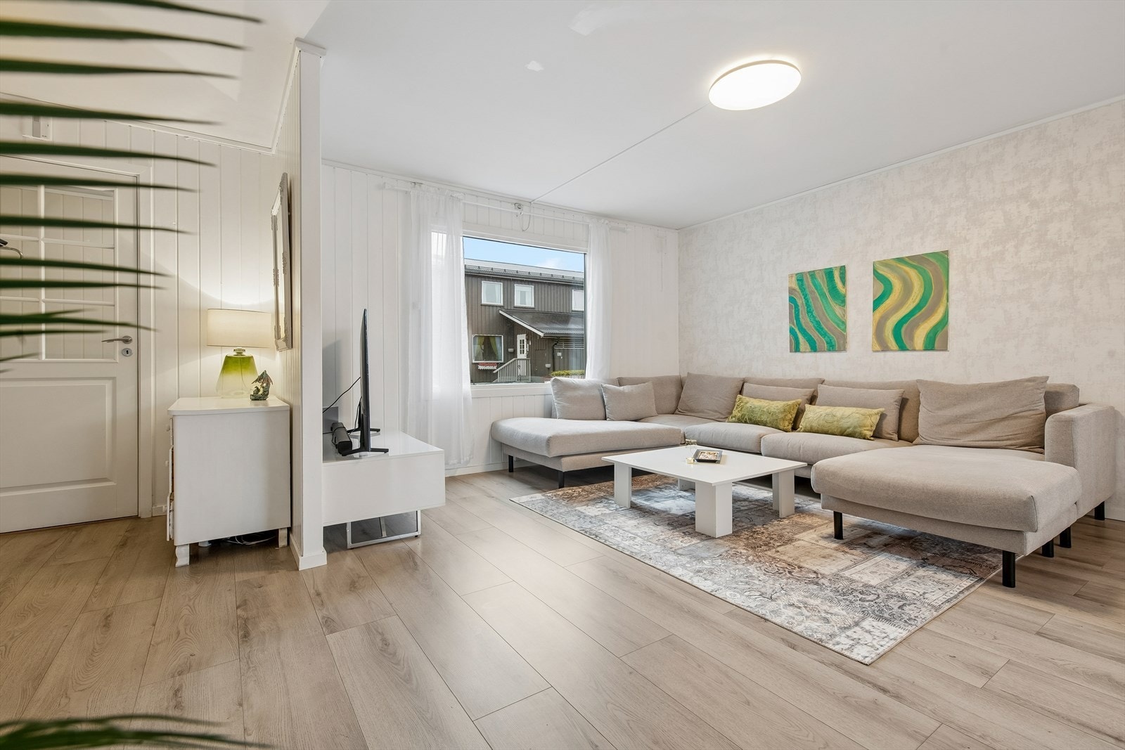 Stuen har gode innredningsmuligheter. Galleribilde