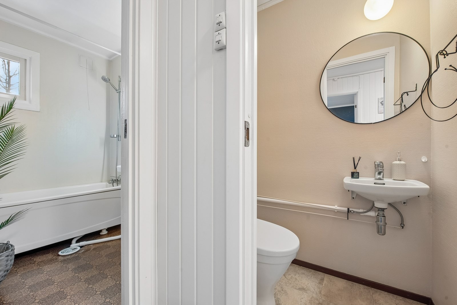 Det er avdelt wc-rom og bad. Galleribilde