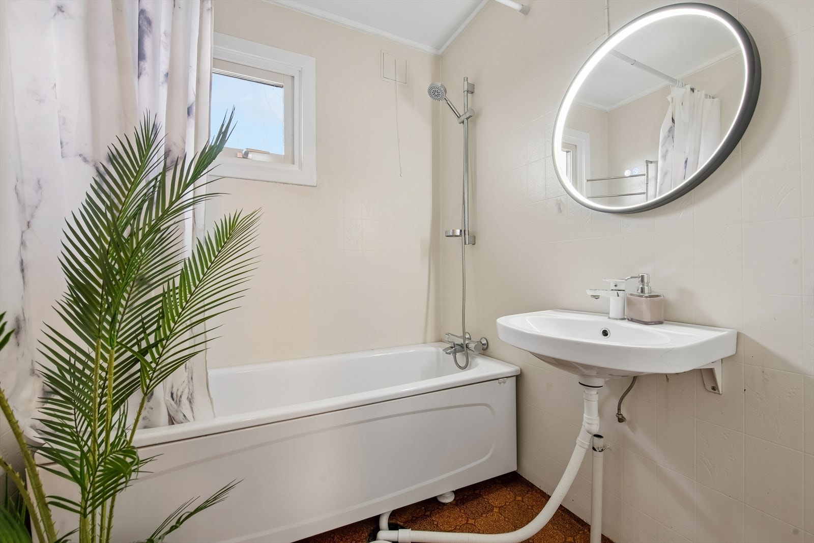 Badet er opprinnelig med porselensvask og badekar med veggdusj. Galleribilde
