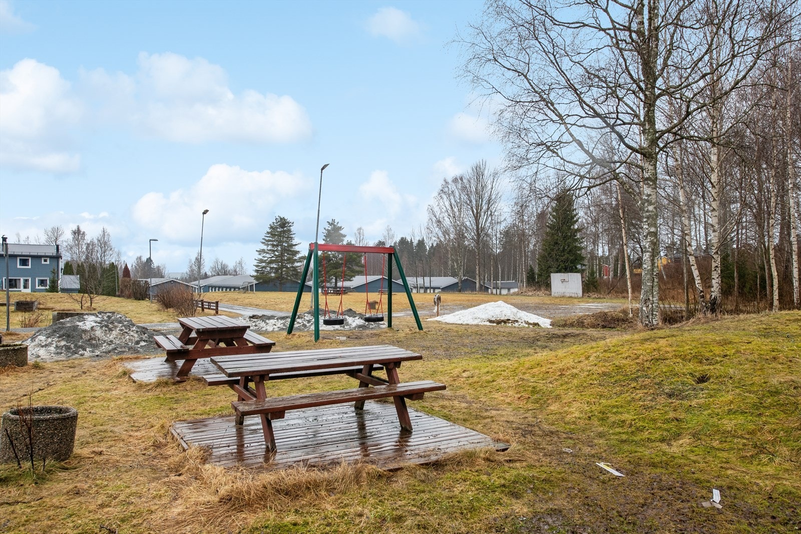 Hyggelige fellesarealer med sitteplasser og lekeapparater. Galleribilde