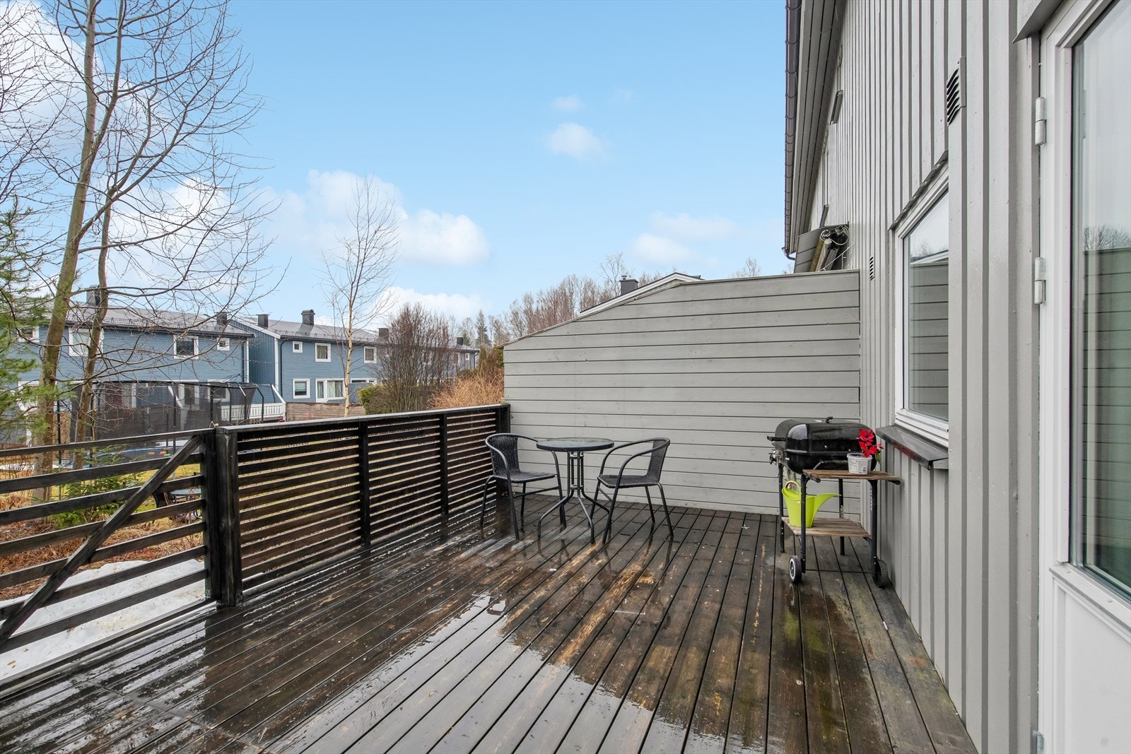 Terrassen har levegger mot naboer. Her er det god plass til både grilling og solbading! Galleribilde