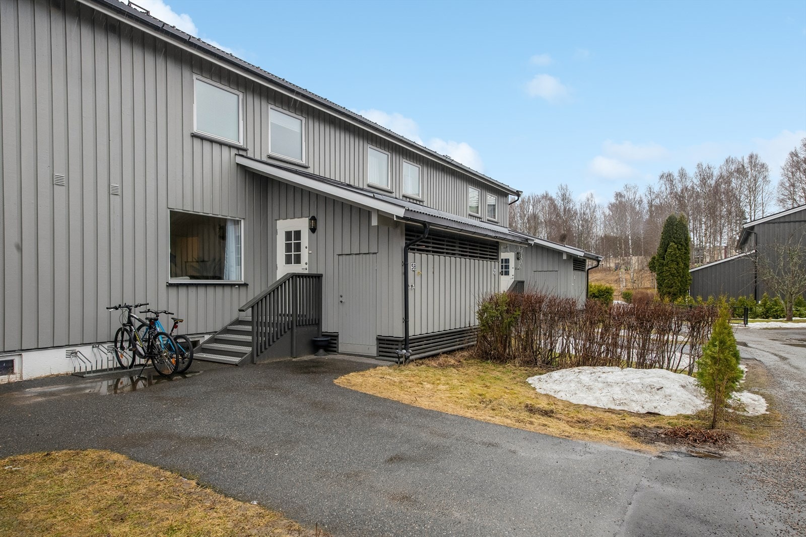 Rekkehus over tre etasjer i veletablert og barnevennlig område. Galleribilde