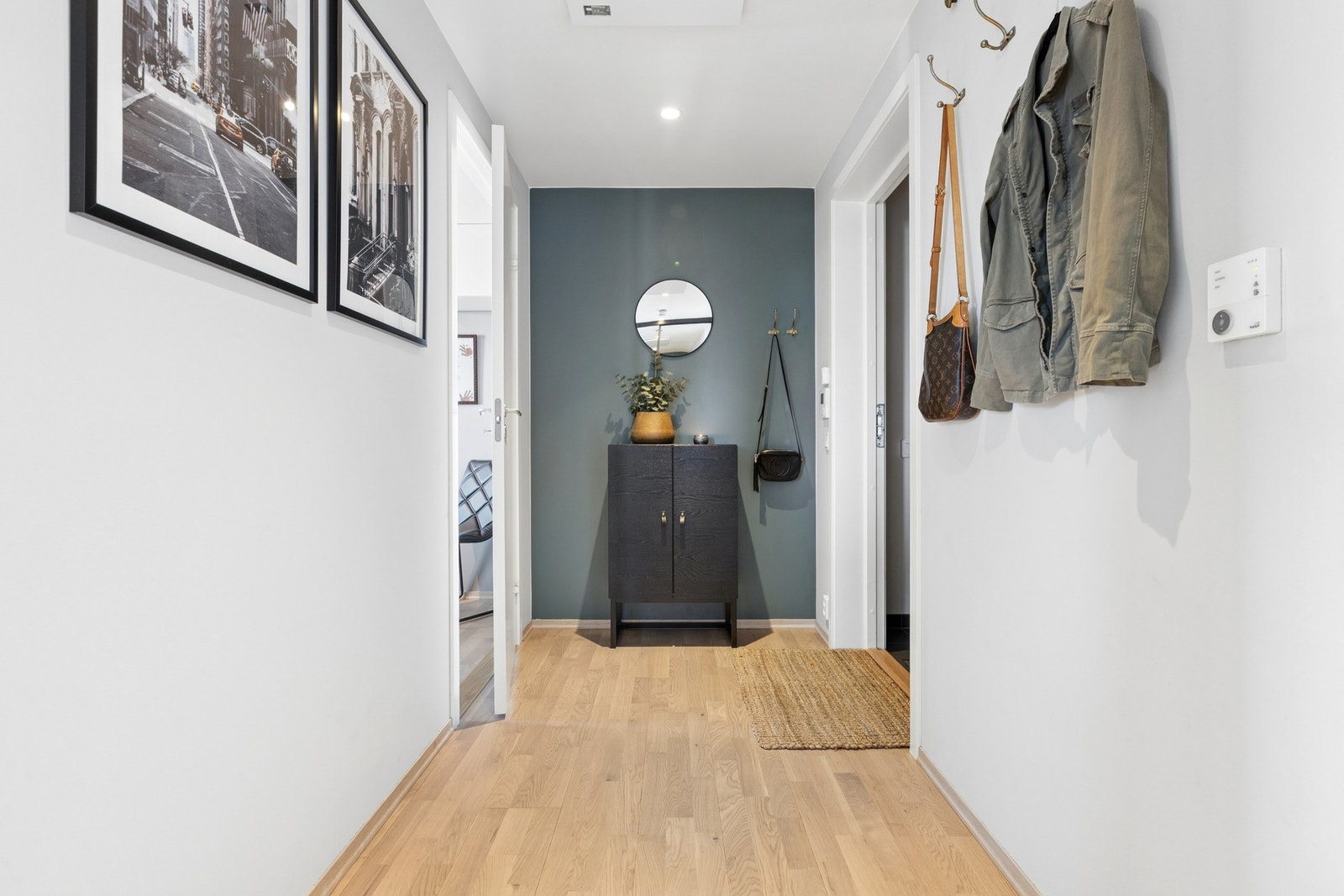 Leiligheten har en romslig og lys entré/gang med garderobeløsning og ankomst til bad og et soverom fra gang. Galleribilde