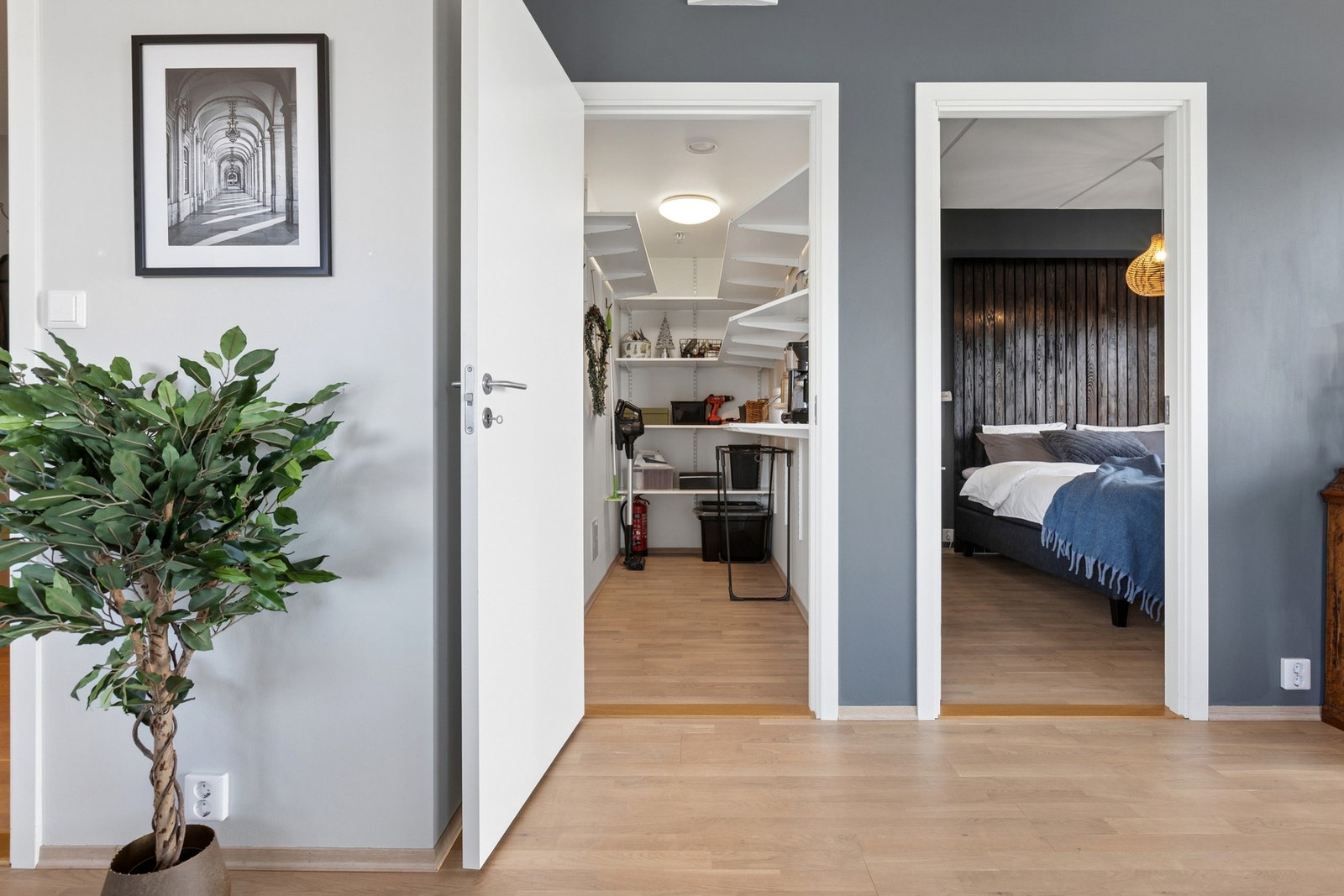 Leiligheten har også en praktisk bod for den ekstraoppbevaringen. Galleribilde