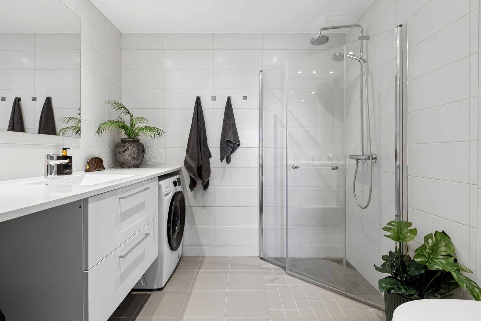 I tillegg har badet et vegghengt toalett og et dusjhjørne med innfellbare glassvegger. Galleribilde