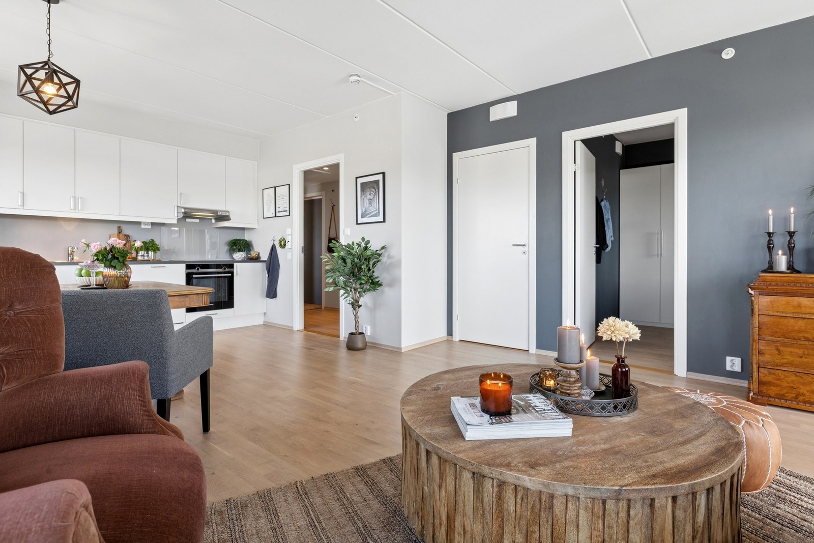 For øvrig har stuen lyst parkettgulv og vegger malt dels i hvitt, dels i grått. Galleribilde