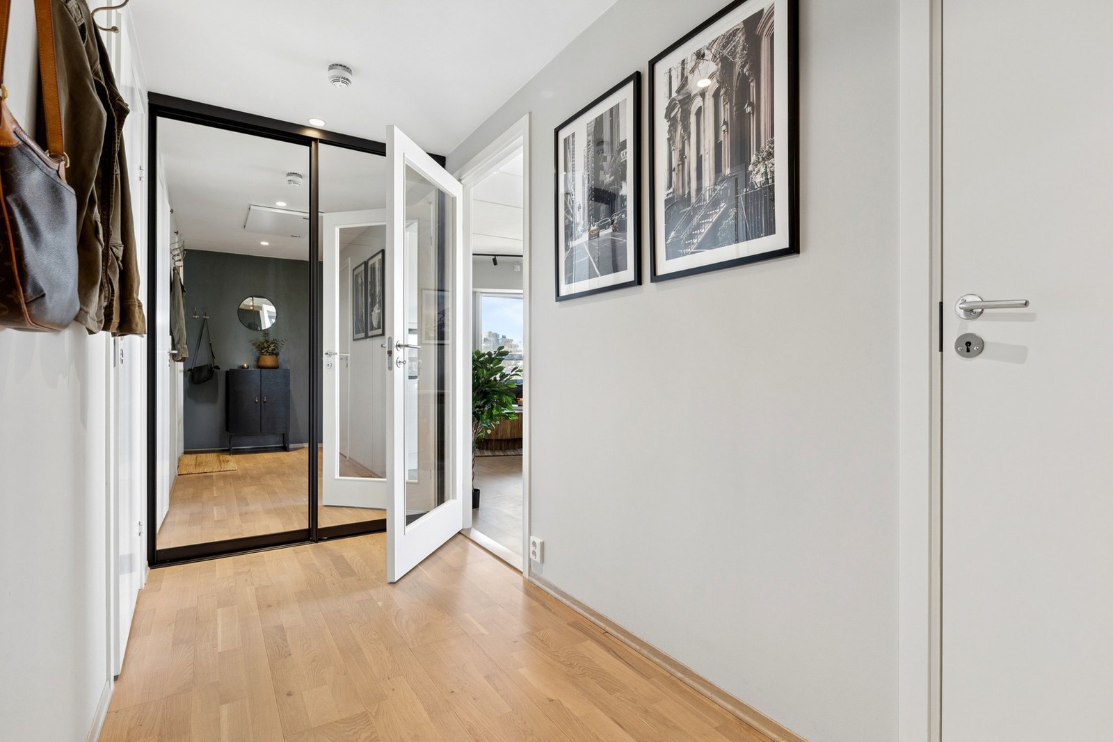 Himlingen har innfelte downlights. Det er rikelig av lagringsplass i garderobeskap med speilfronter. Galleribilde