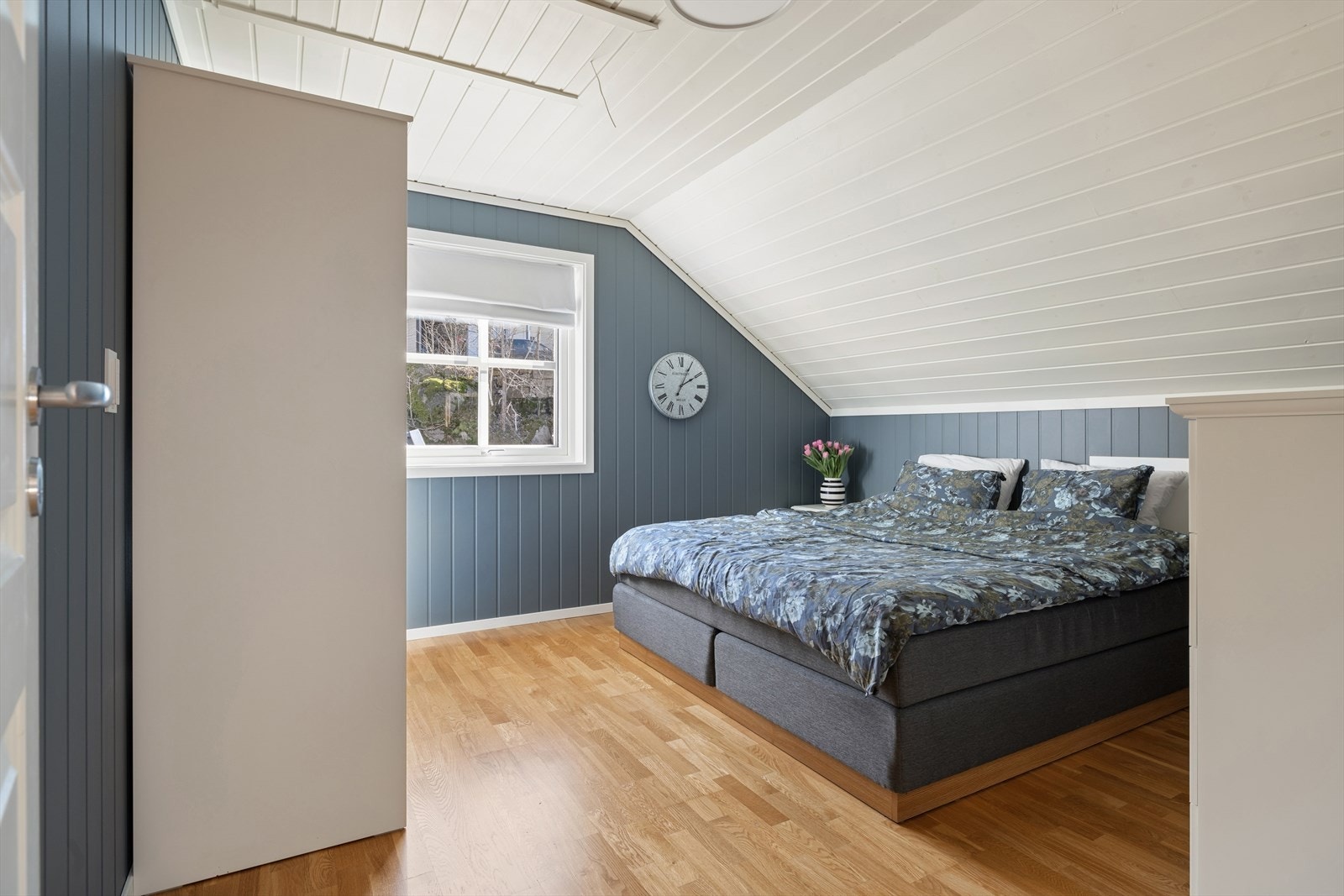 Rommene ble oppgradert og malt i 2025, og fremstår lyse, moderne og klare til bruk. Galleribilde